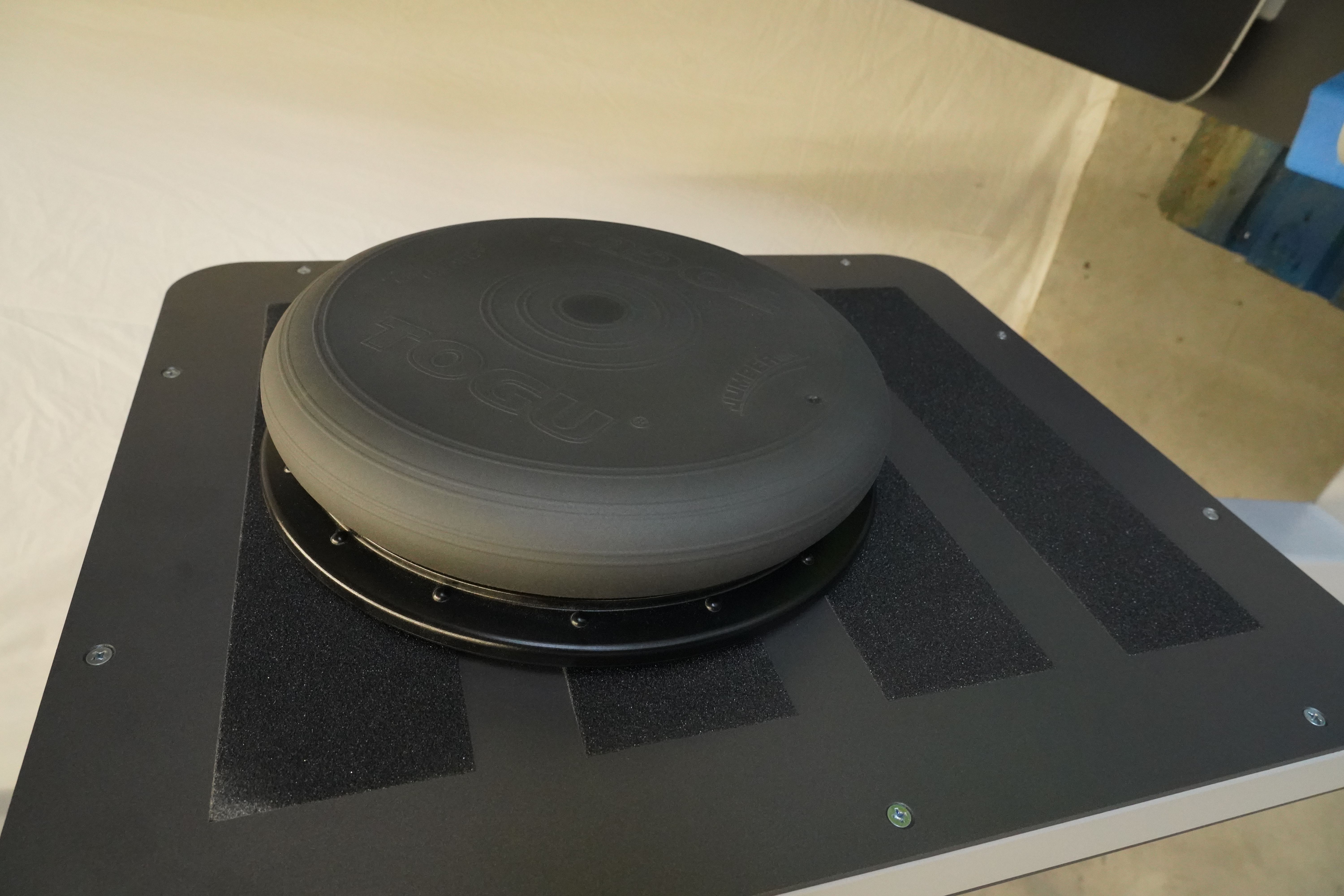 SVG RehaLine 2.0 KG-Gerätesatz: graues Balance-Pad mit schwarzem Ring auf dunkler Platte mit Klettstreifen, seitlich
