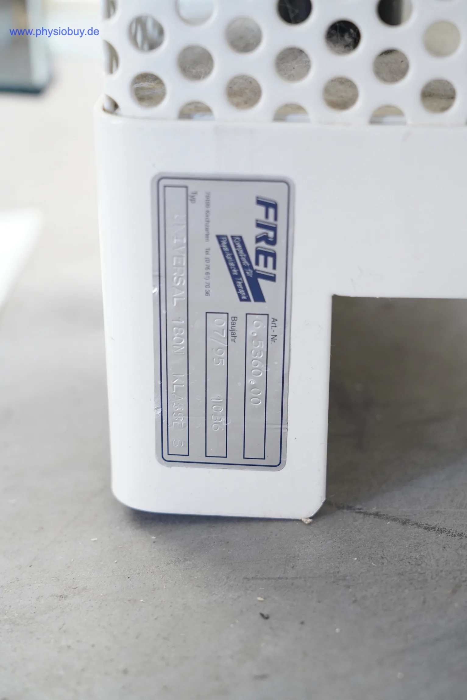 Typenschild „FREI" am Sockel des Zugapparats Cover-Line Plus, Nahaufnahme