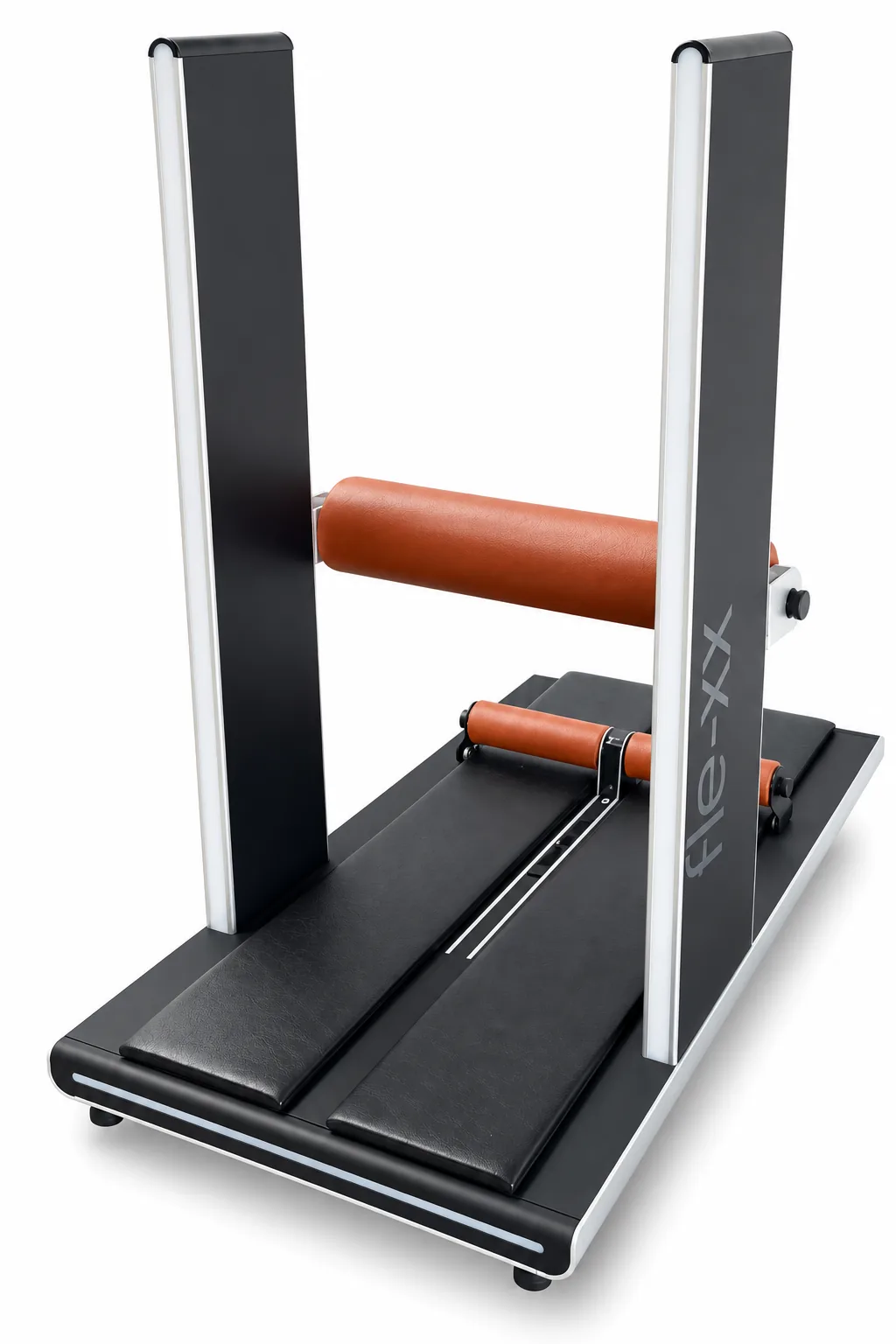 fle-xx-Trainingsstation mit zwei gepolsterten Fußplatten und diagonaler Querstange, Studioaufnahme