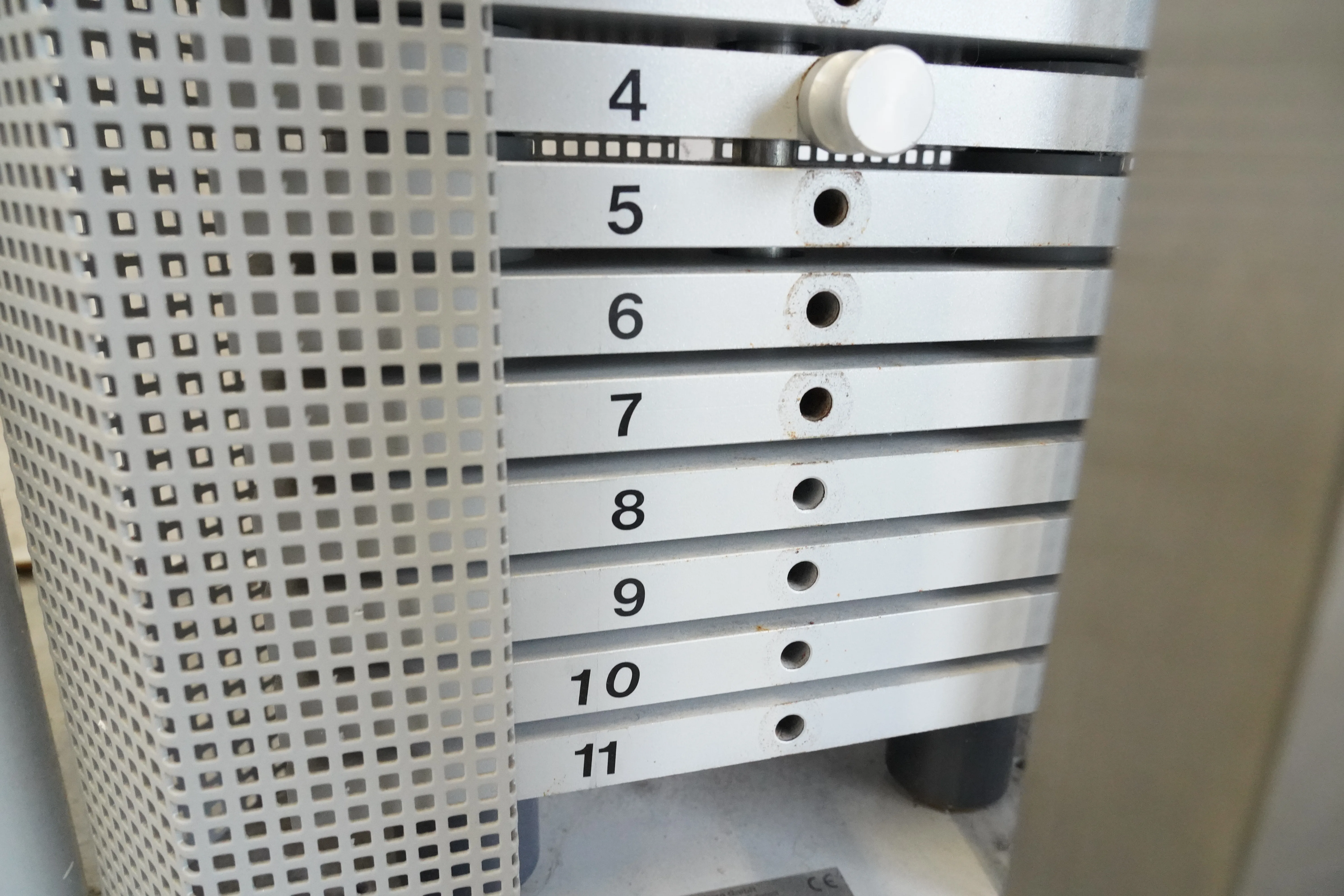 Stolzenberg Cable Cross Wandzugapparat: Gewichtsblock mit nummerierten Platten 4 bis 11 und eingestecktem Stift bei Platte 4