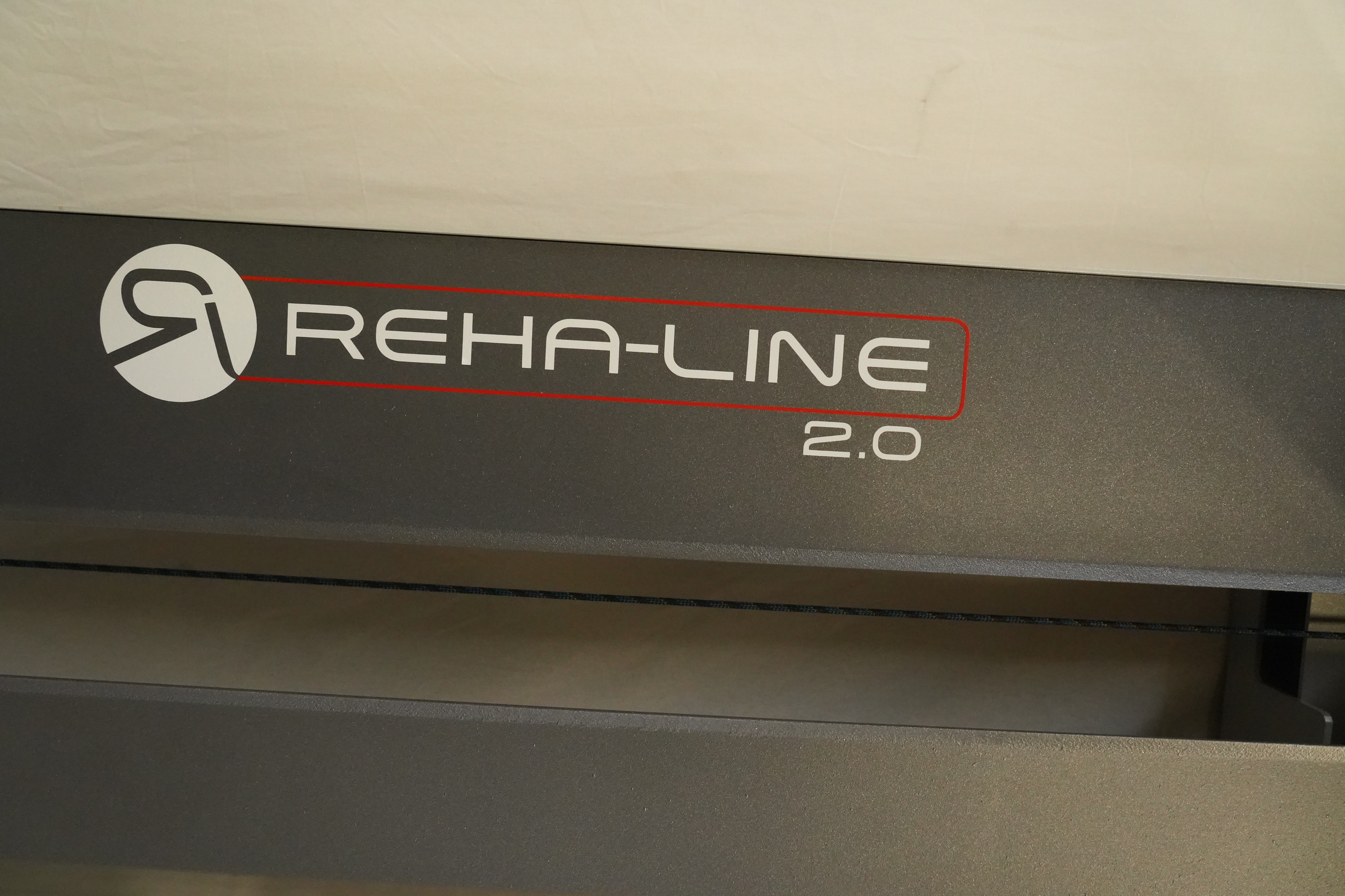 SVG RehaLine 2.0 KG-Gerätesatz, Detail des Reha-Line-2.0-Schriftzugs mit Logo auf einer grauen Säule