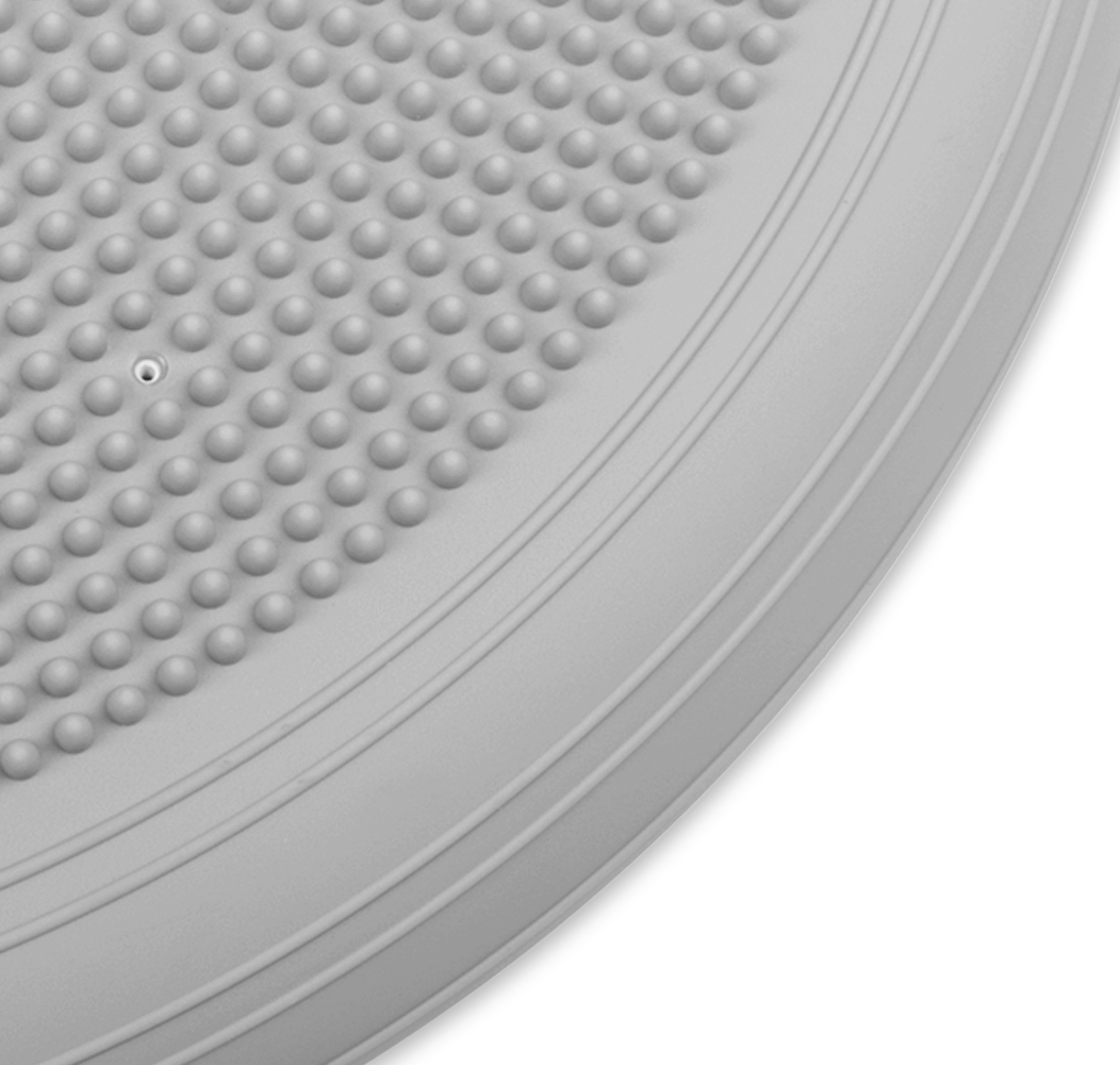 Nahaufnahme der genoppten Oberfläche und des Randes eines grauen XXL-Balance-Pads