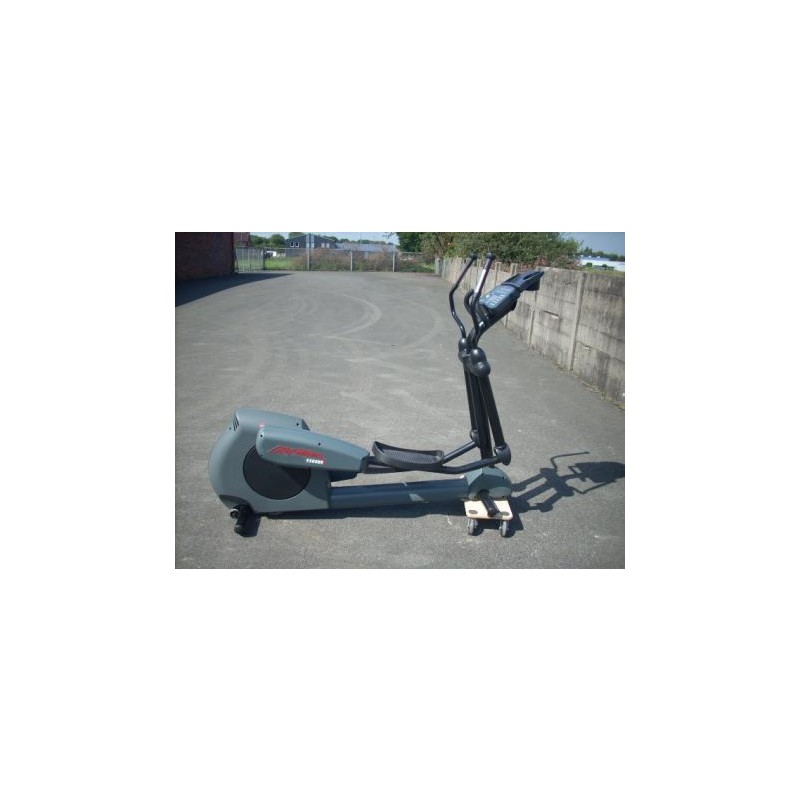 Life Fitness Crosser 9500HR Crosstrainer im Freien fotografiert