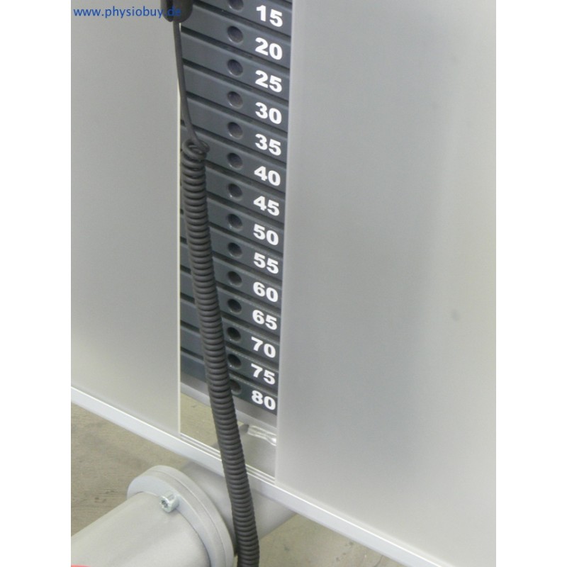 Gewichtsstapel-Skala von 15 bis 80 am Proxomed ProxoWell PullDown, Nahaufnahme