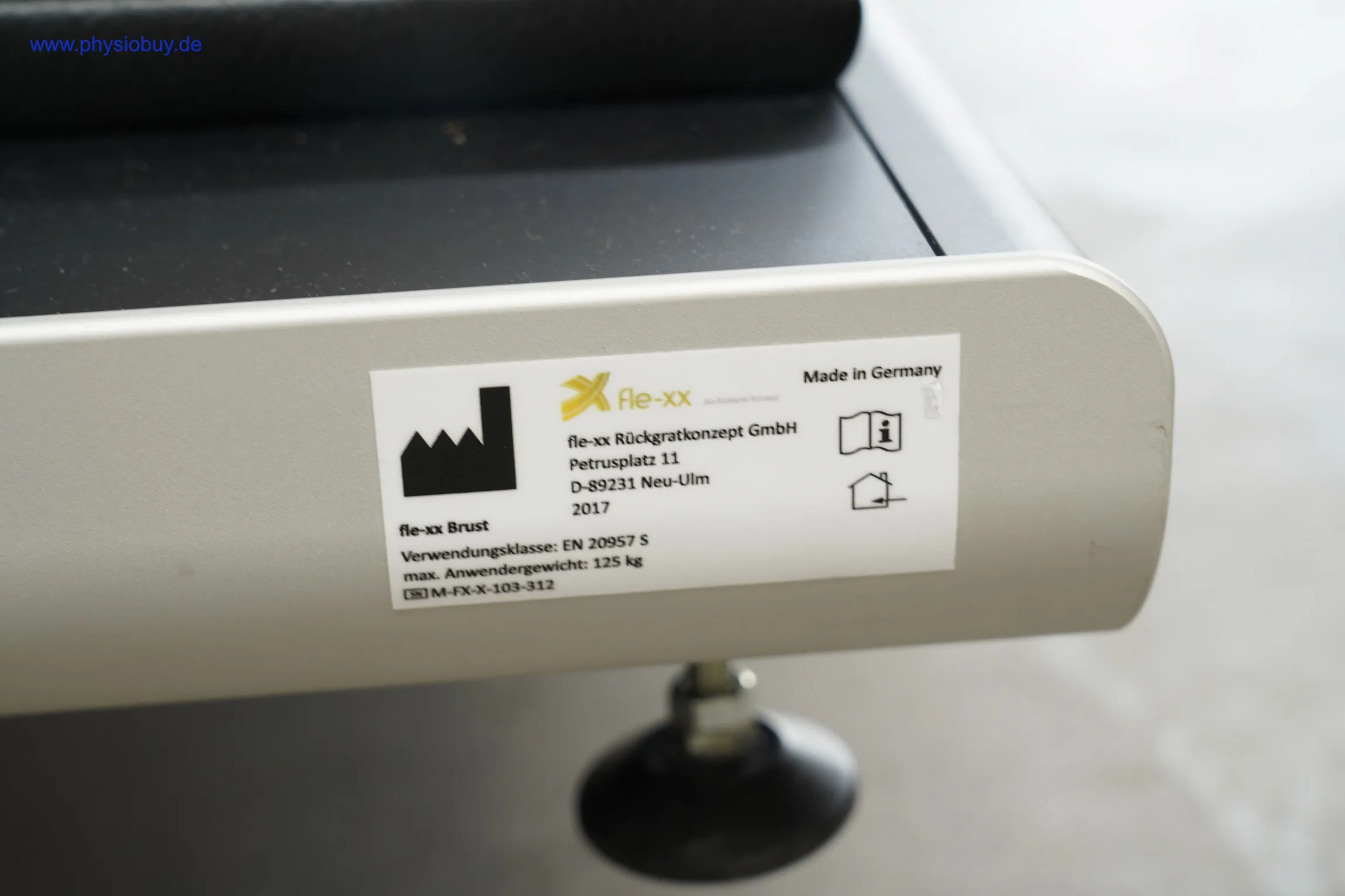 Typenschild fle-xx Spagat mit Herstellerangaben, Nahaufnahme
