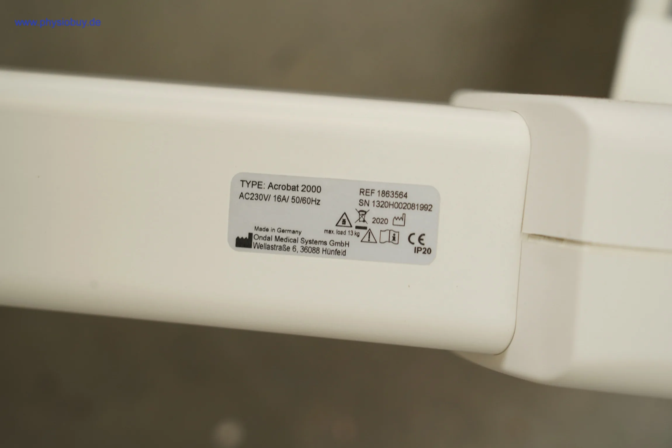 Typenschild am weißen Wandarm Ondal Acrobat 2000 mit Typenbezeichnung, Netzspannung und Seriennummer, Nahaufnahme
