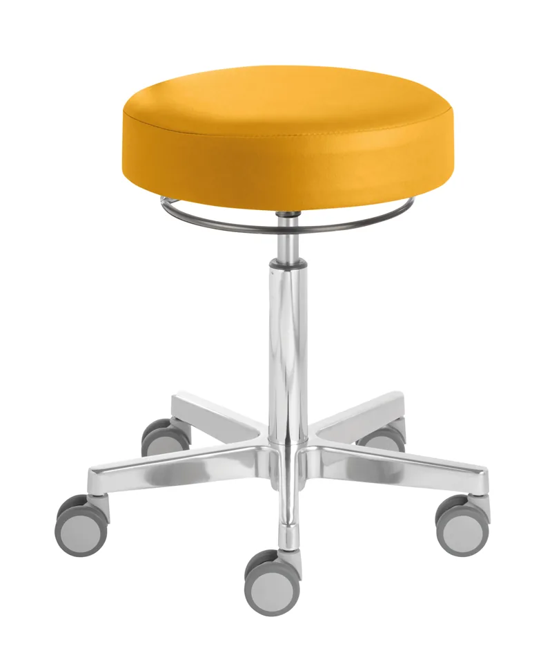 Arbeitshocker comfort mit gelbem Sitzpolster und Aluminium-Fußkreuz, von schräg vorne