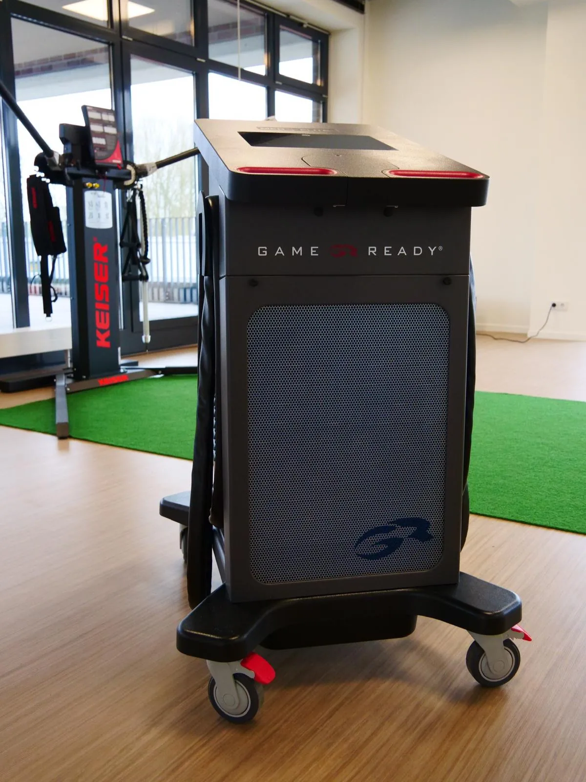Game Ready Med4 Elite Kompressionsgerät, Frontalansicht in einem Trainingsraum
