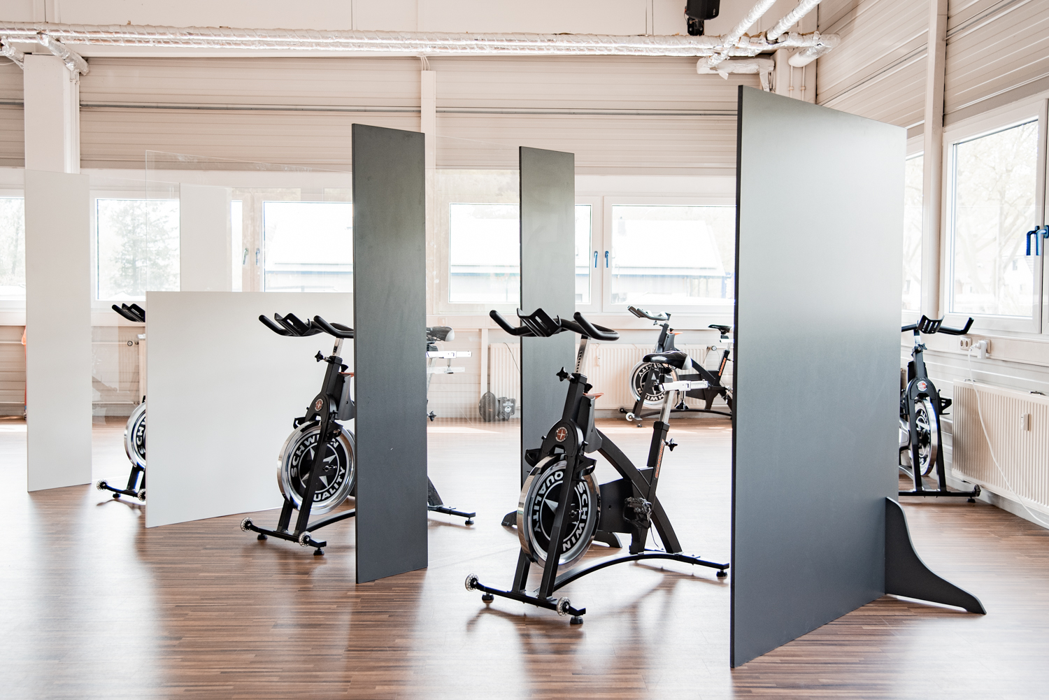 Reihe von Trennwänden Exclusive trennt Indoor-Cycles im hellen Fitnessstudio