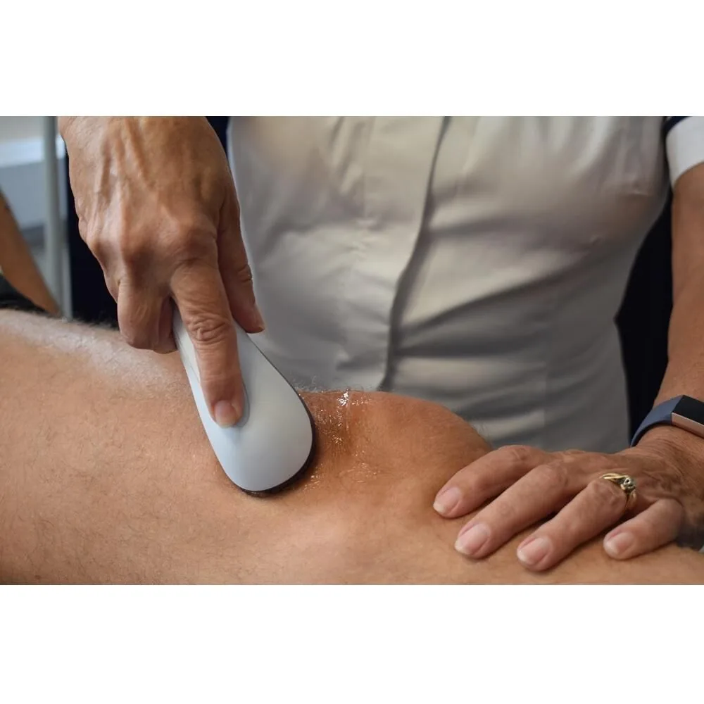 Ultraschallkopf des Physioson-Expert 3rd Edition wird auf die Schulter aufgesetzt