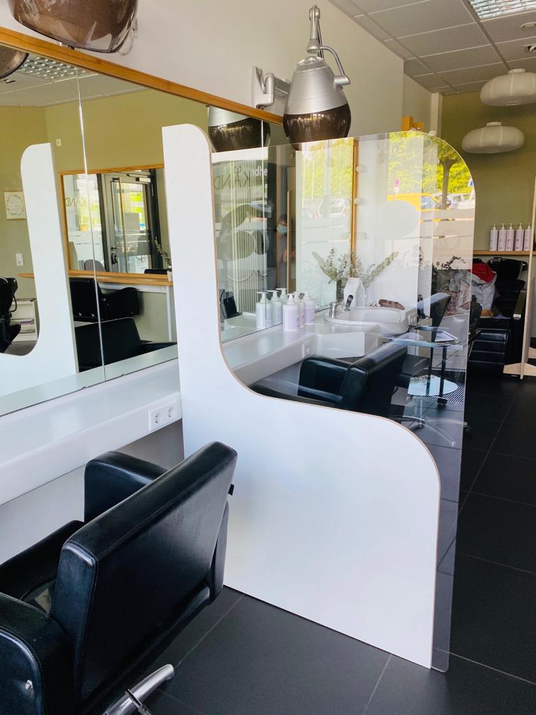 Wellenförmige Kontaktschutzwand Wave zwischen Frisierplatz und Empfang in einem Salon