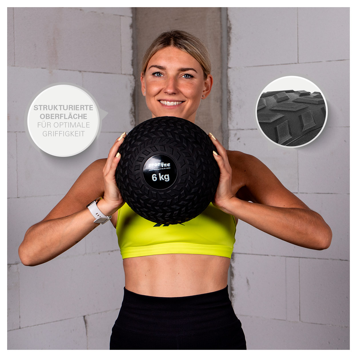 Frau hält den schwarzen Slamball mit Aufschrift „6 kg" nah vor dem Gesicht