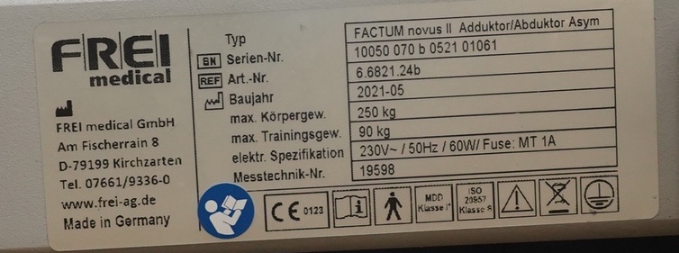 Typenschild des FREI Factum® Novus II mit Seriennummer, Baujahr 2021, Gewichtsangaben und Herstelleradresse
