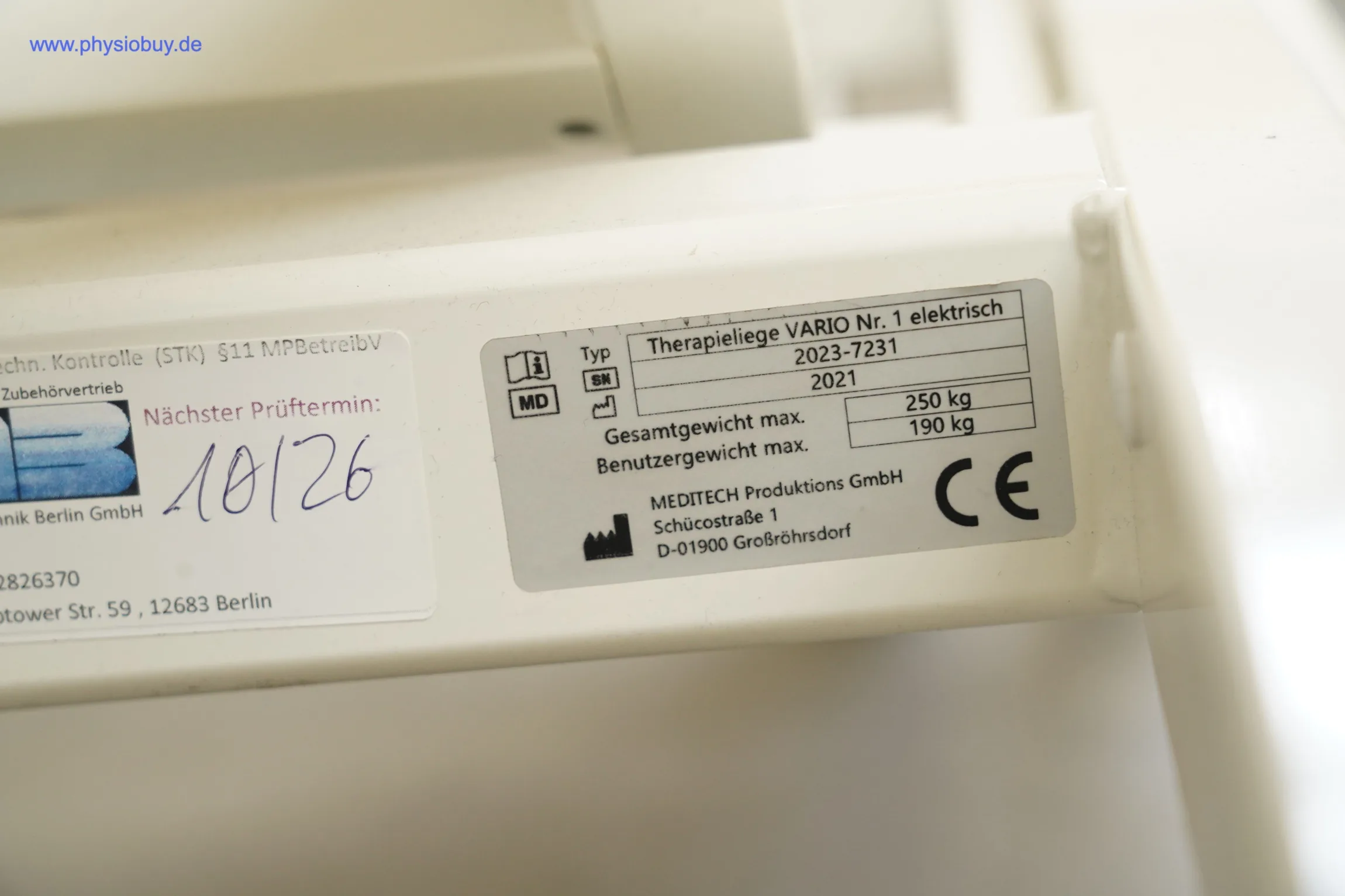 Elektrische Therapieliege, Typenschild Meditech Vario Nr. 1 mit technischen Daten