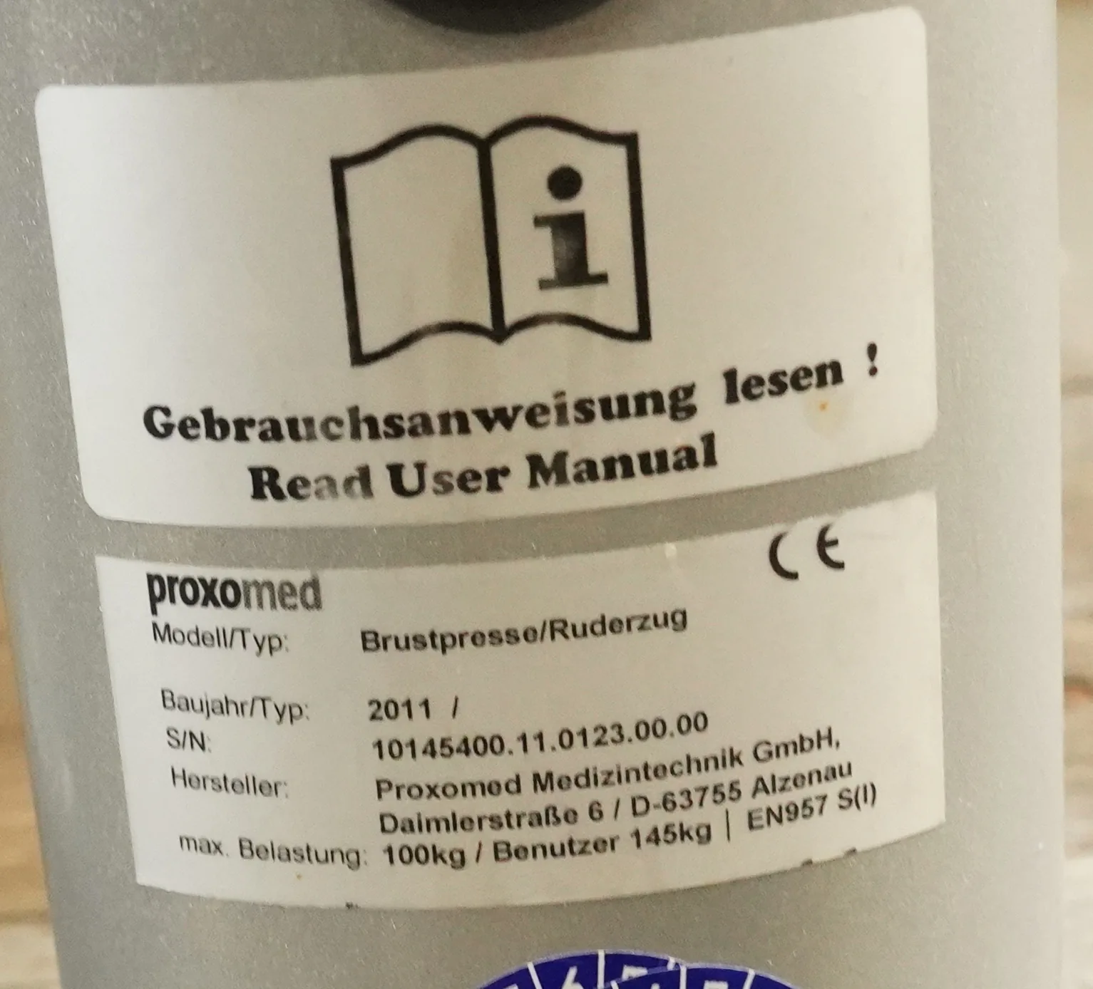 Proxomed Compass 530 Brustpresse/Ruderzug, Typenschild mit Modellangabe