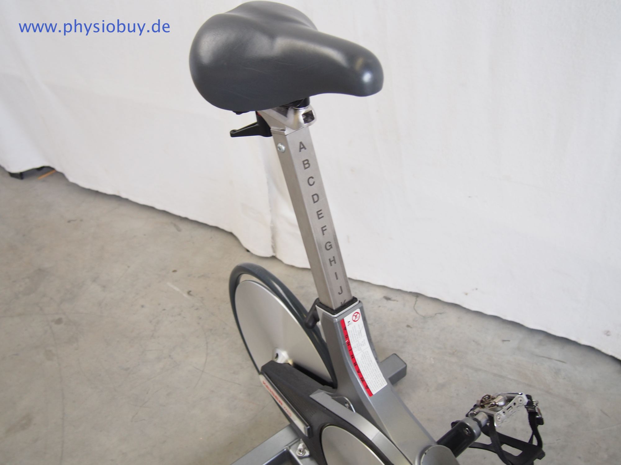 Sattel und Sitzstange des Keiser Physio Bike M3, Nahaufnahme