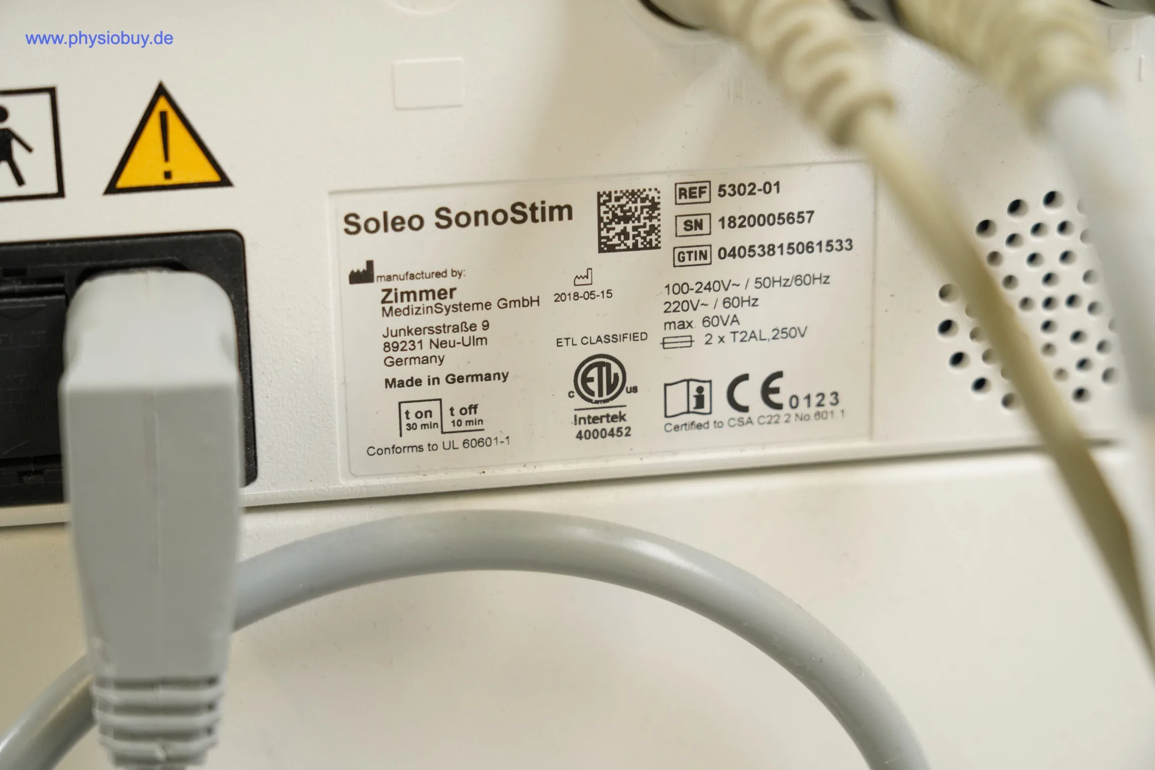 Typenschild des Zimmer Soleo SonoStim auf der Geräterückseite, daneben Netzkabelstecker und Lüftungsschlitze