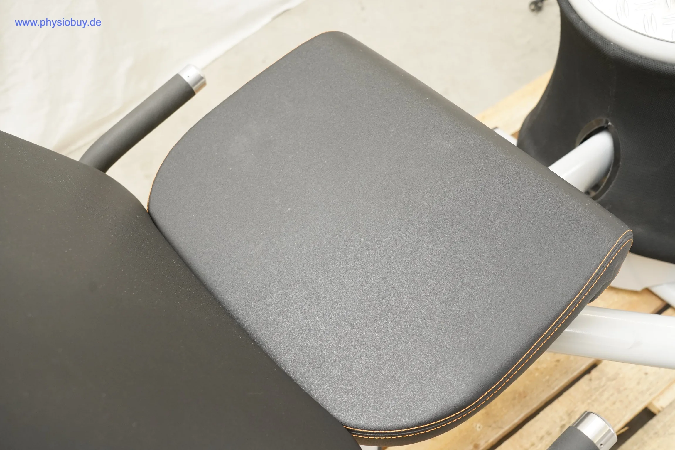 Gepolsterter Sitz des eGym Leg Press, Nahaufnahme