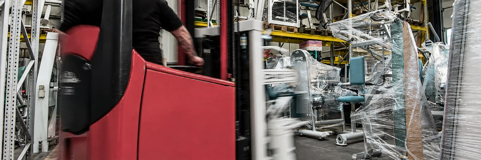 Gabelstapler transportiert Paletten im Lager