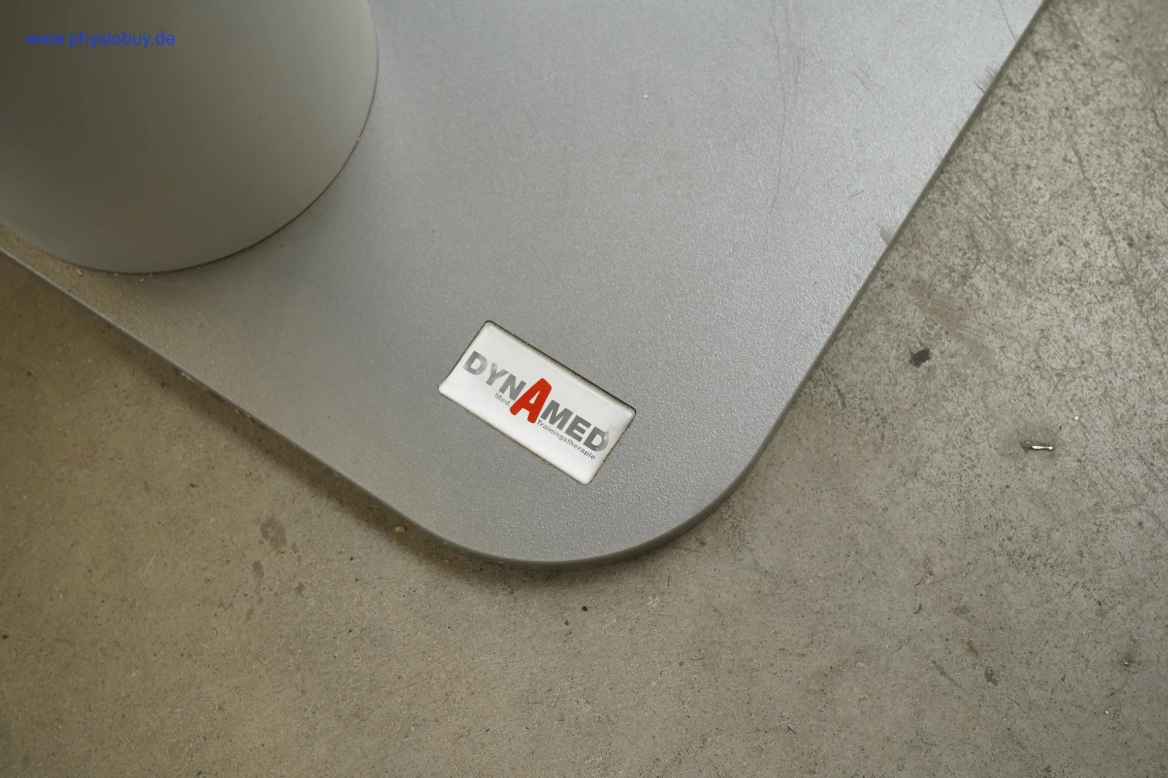 Grundplatte des Pelvictrainers mit Hersteller-Logo, Detailansicht