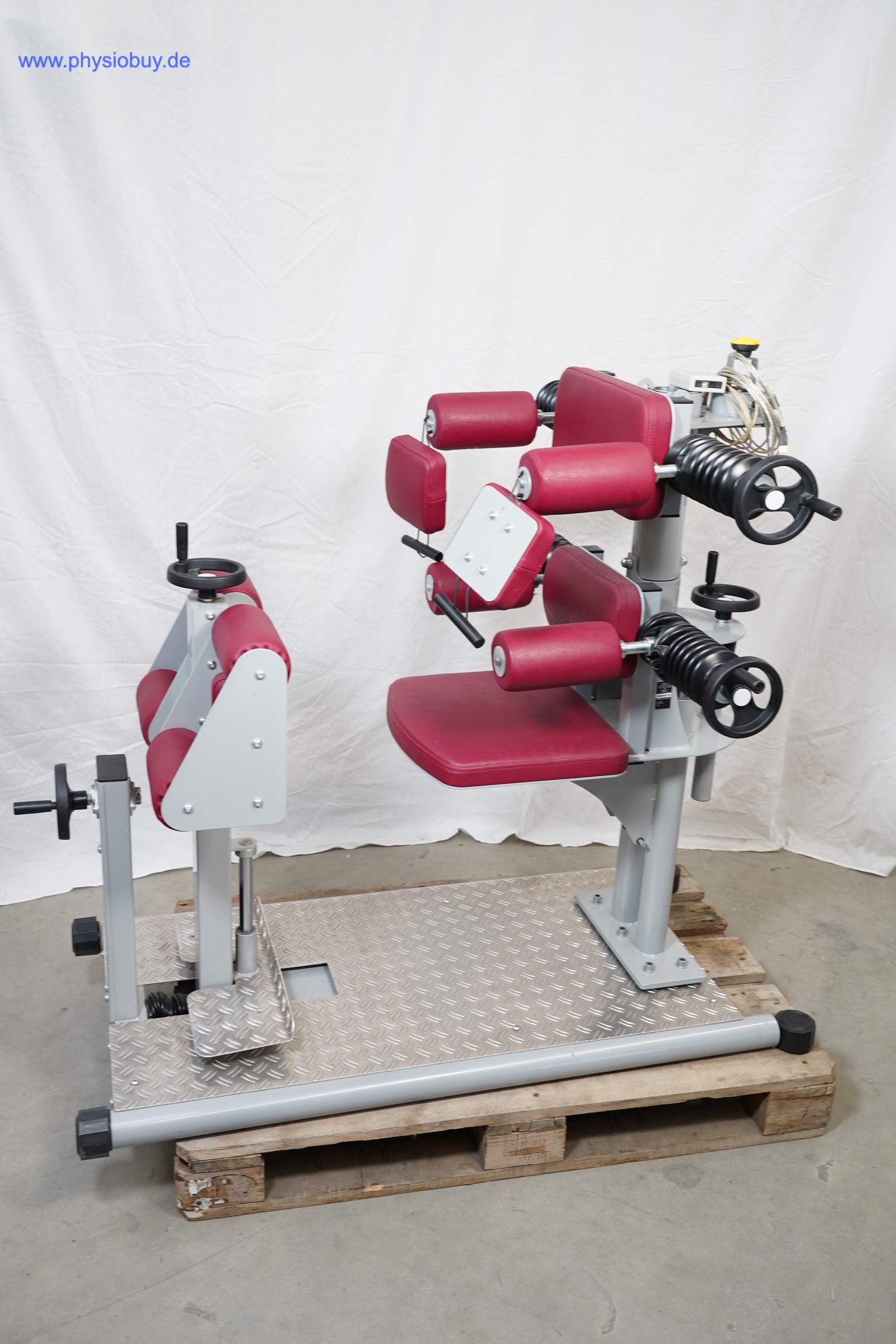 Ergo-Fit Torso Check MED mit roten Polstern auf Riffelblech-Grundplatte, seitliche Ansicht