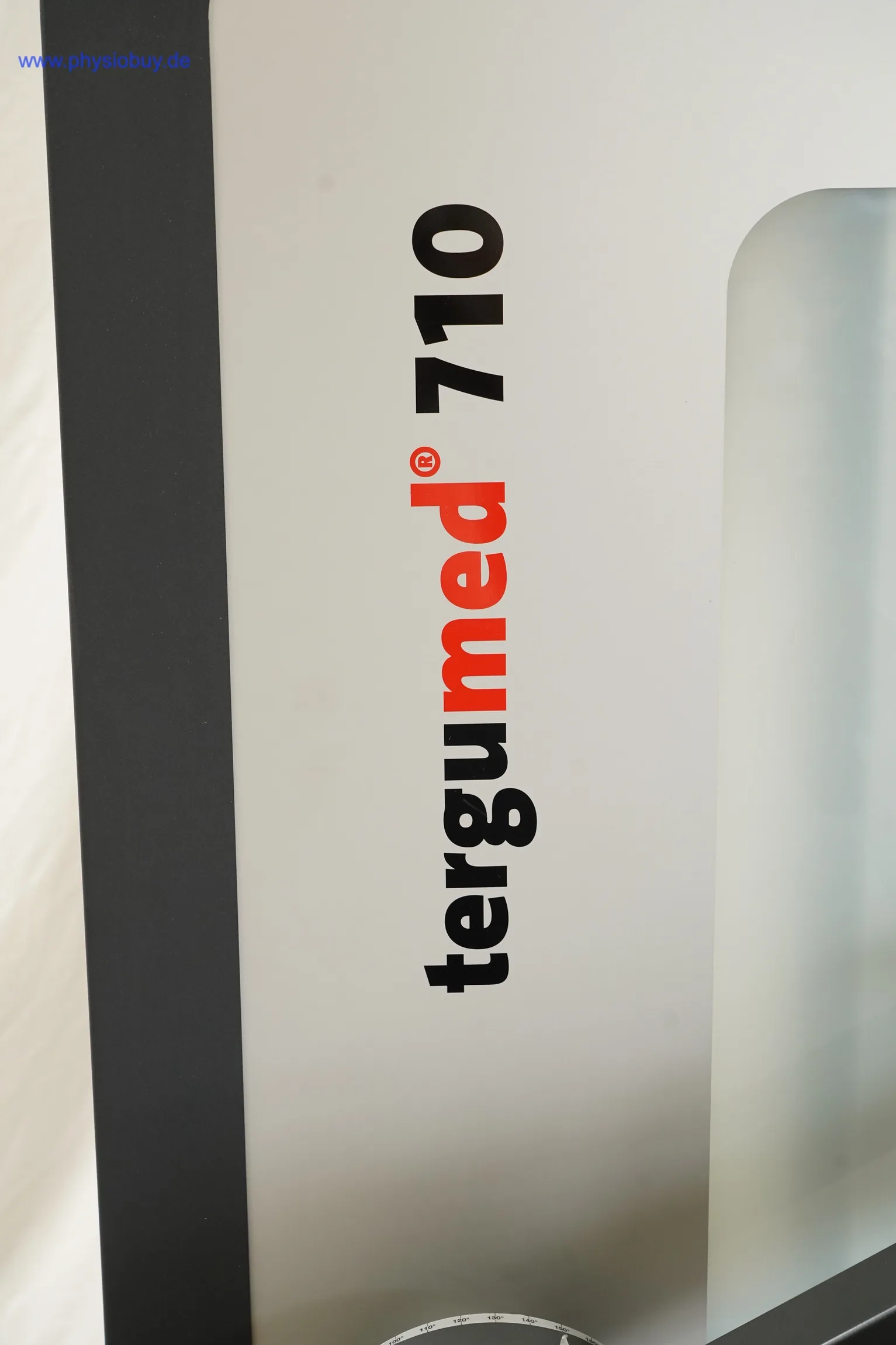 Schriftzug tergumed 710 auf grauem Seitenpaneel, Nahaufnahme