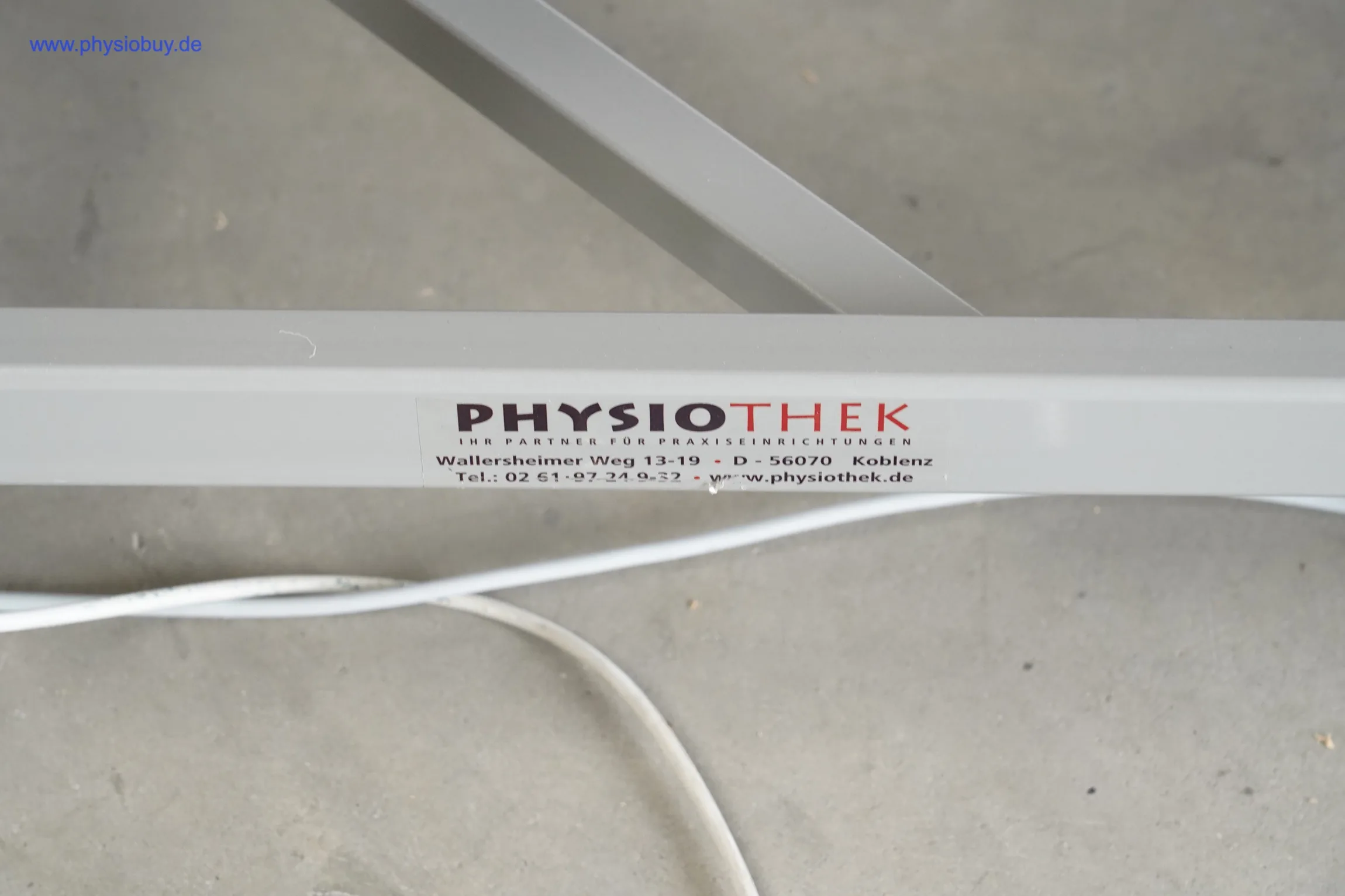 Herstelleraufkleber Physiothek am Rahmen der Bobathliege Xedos, Nahaufnahme