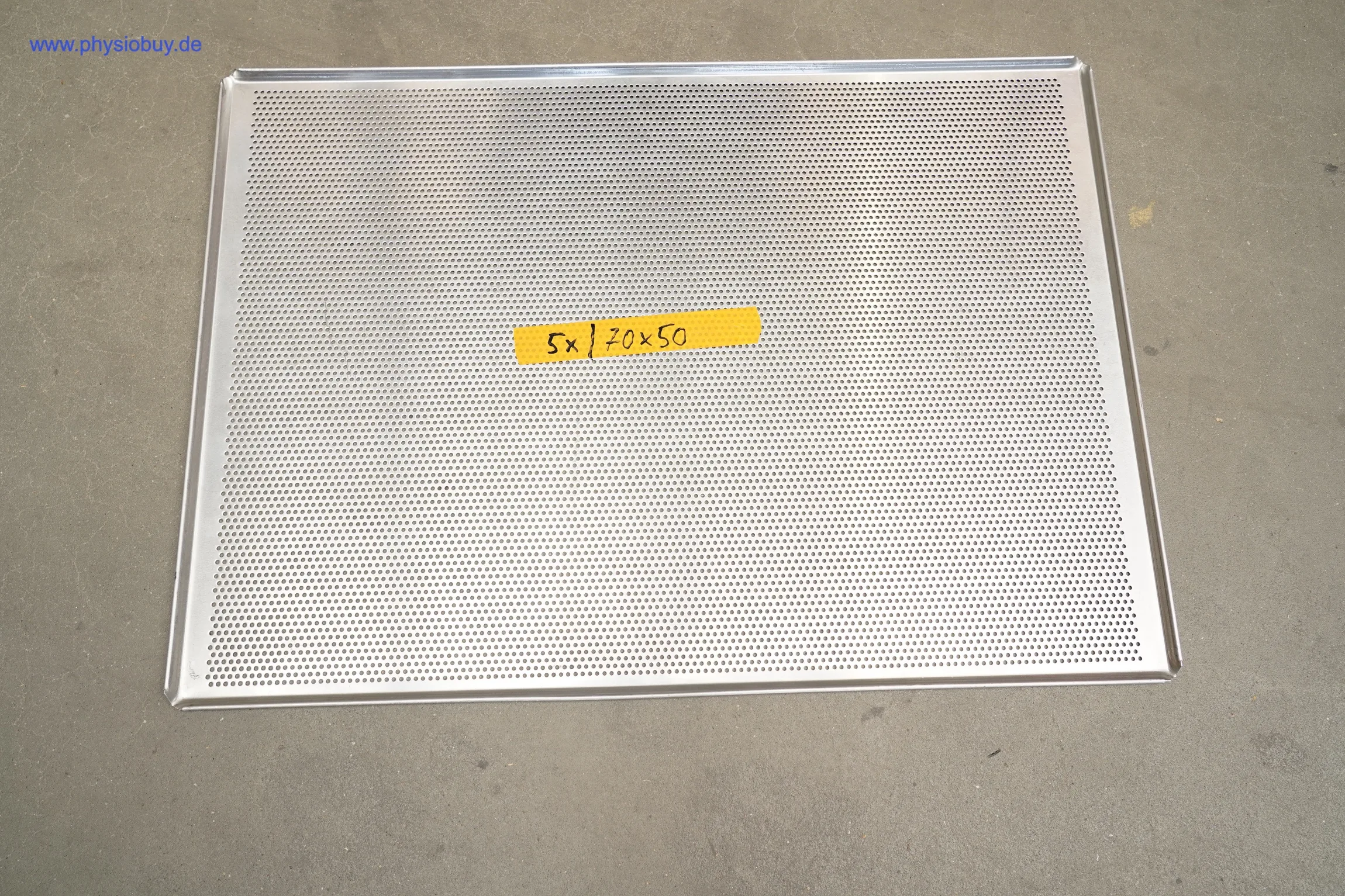 Großes gelochtes Warmhalteschrankblech mit Etikett 5x 70x50