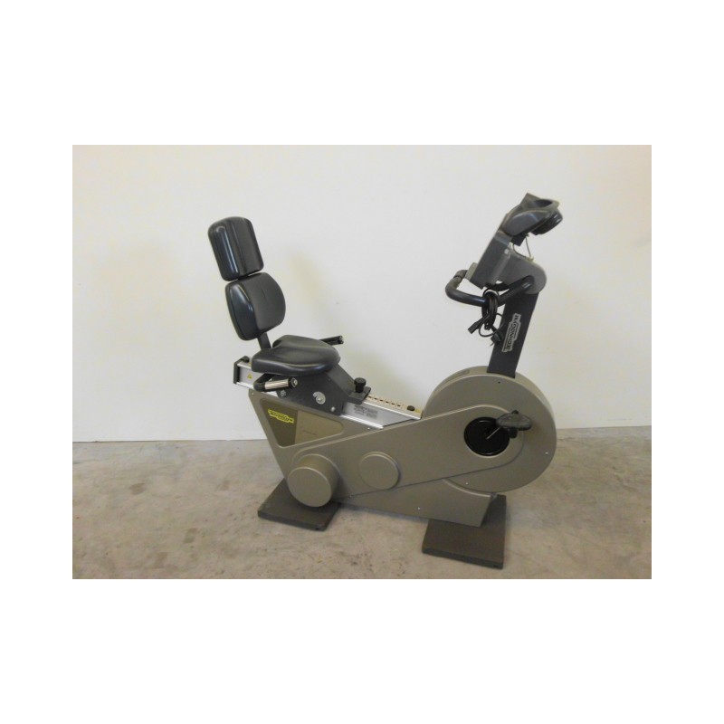 Technogym Recline 600 Recumbent Bike mit schwarzer Sitzschale, Seitenansicht