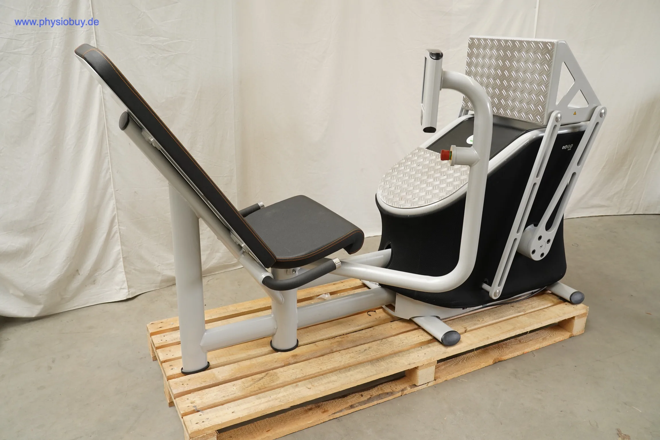 eGym Leg Press auf Palette, Ansicht von schräg vorne