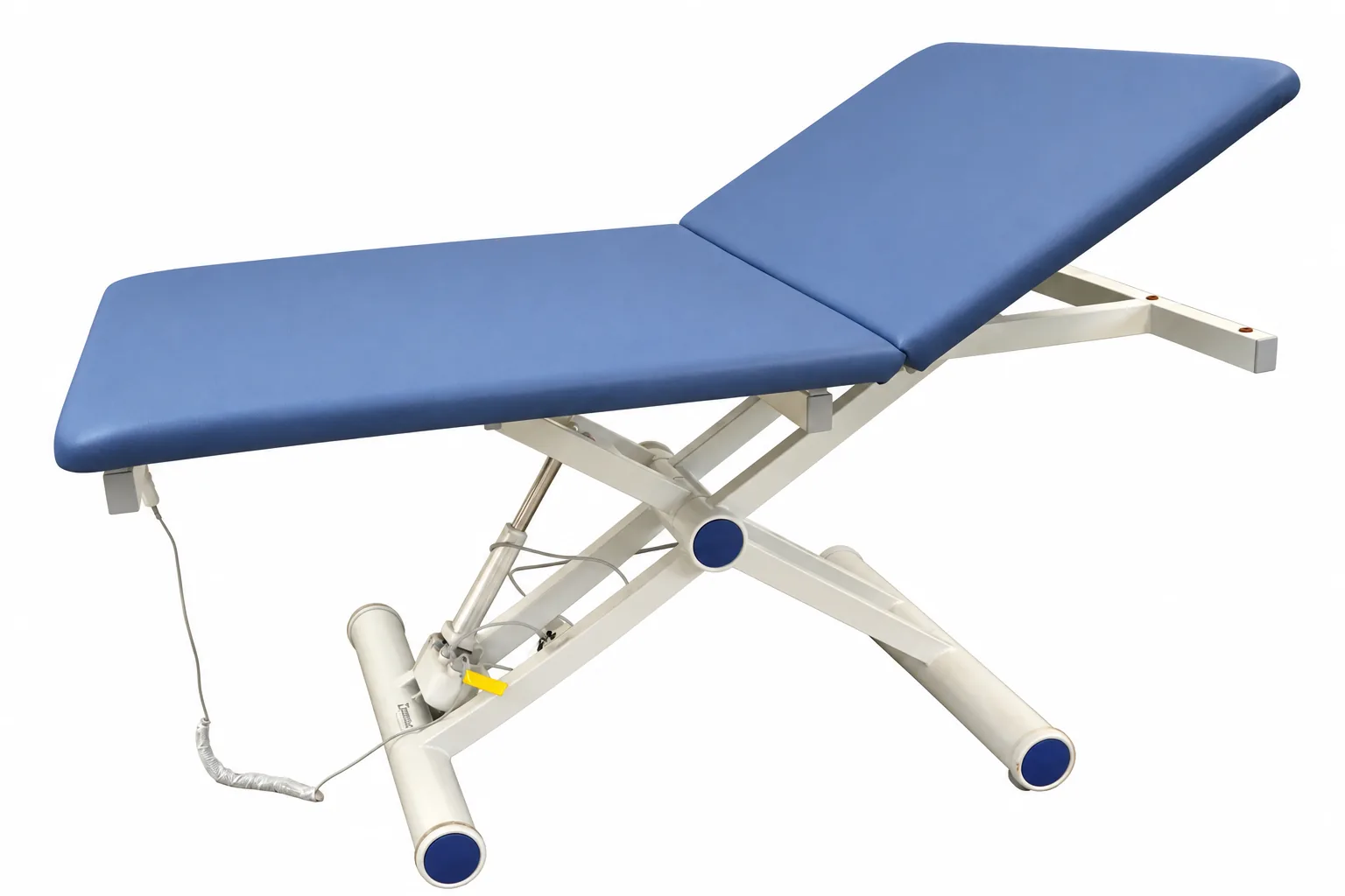 Zimmer aXion Bobath 2 Behandlungsliege schräg von vorn mit blauem Polster, hochgestelltem Kopfteil und weißem Scherengestell
