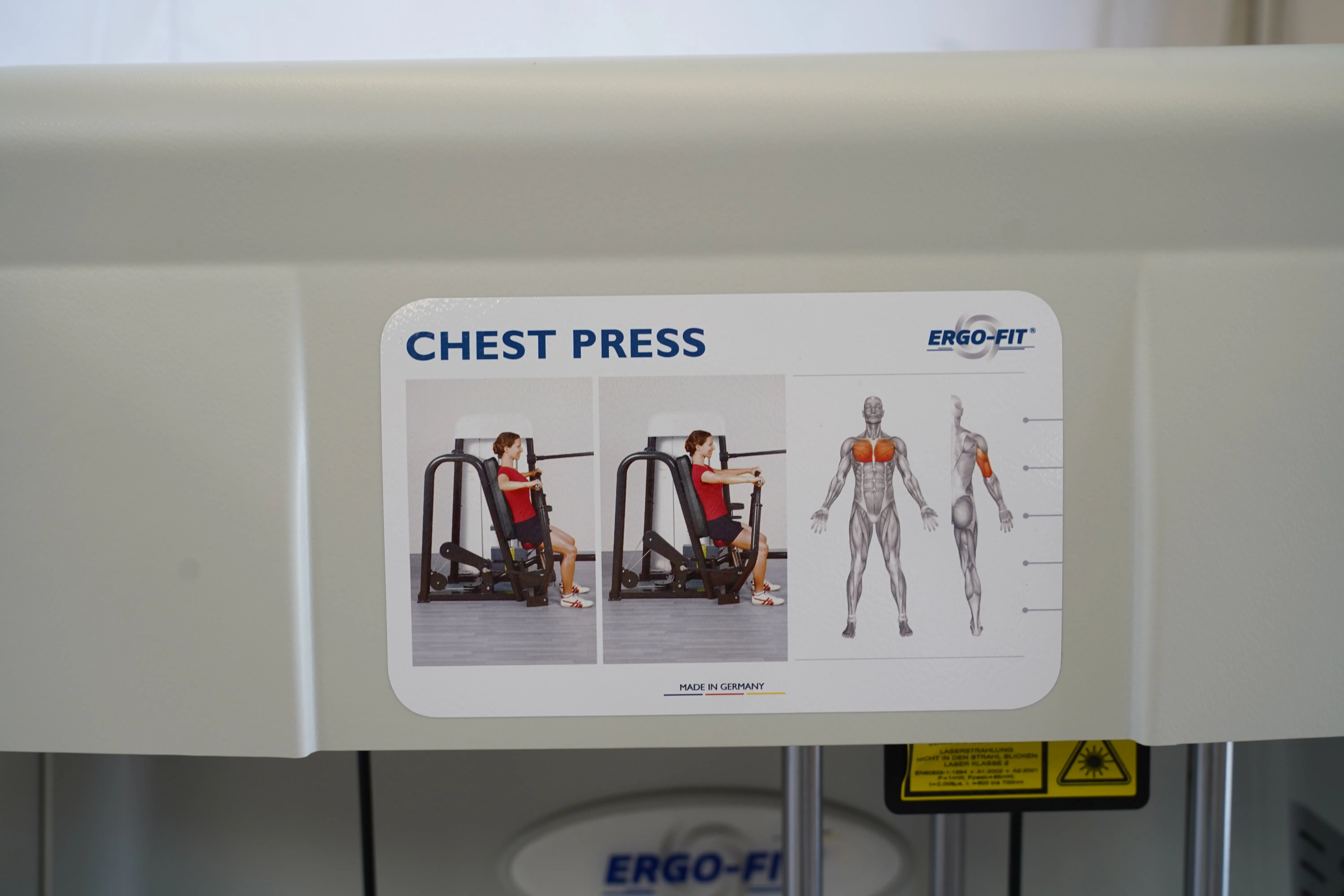 Stationsschild "Chest Press" mit Übungsdarstellung am Ergo-Fit 4100S Gerätepark