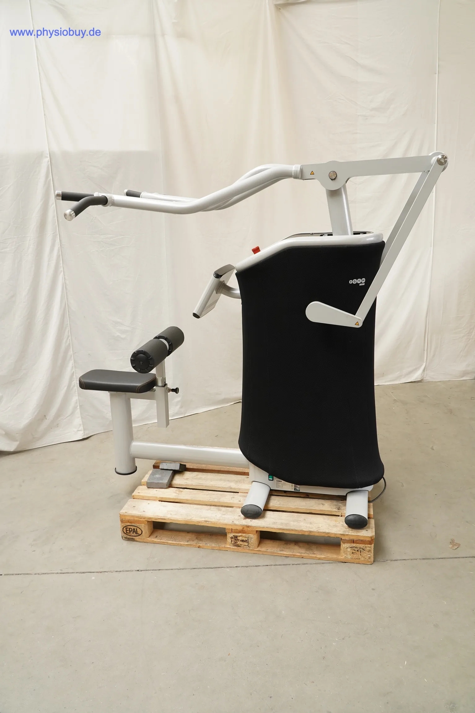 eGym Lat Pull auf Palette, Ansicht von schräg vorne