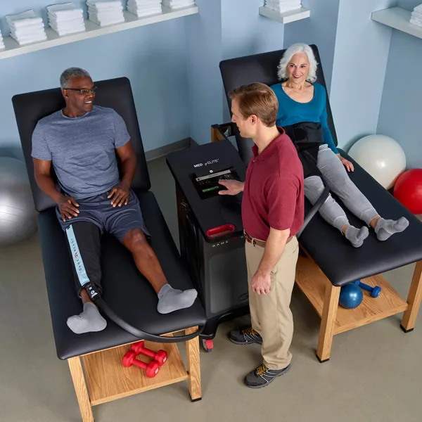 Game Ready Med4 Elite im Praxisraum zwischen zwei Patienten auf Behandlungsliegen