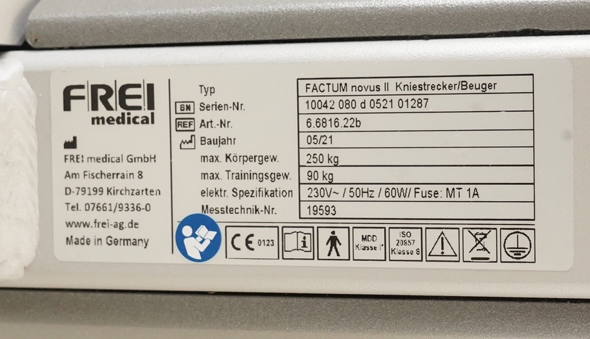 Typenschild des FREI Factum Novus II Kniestrecker/Beuger mit Baujahr 05/21 und elektrischen Daten