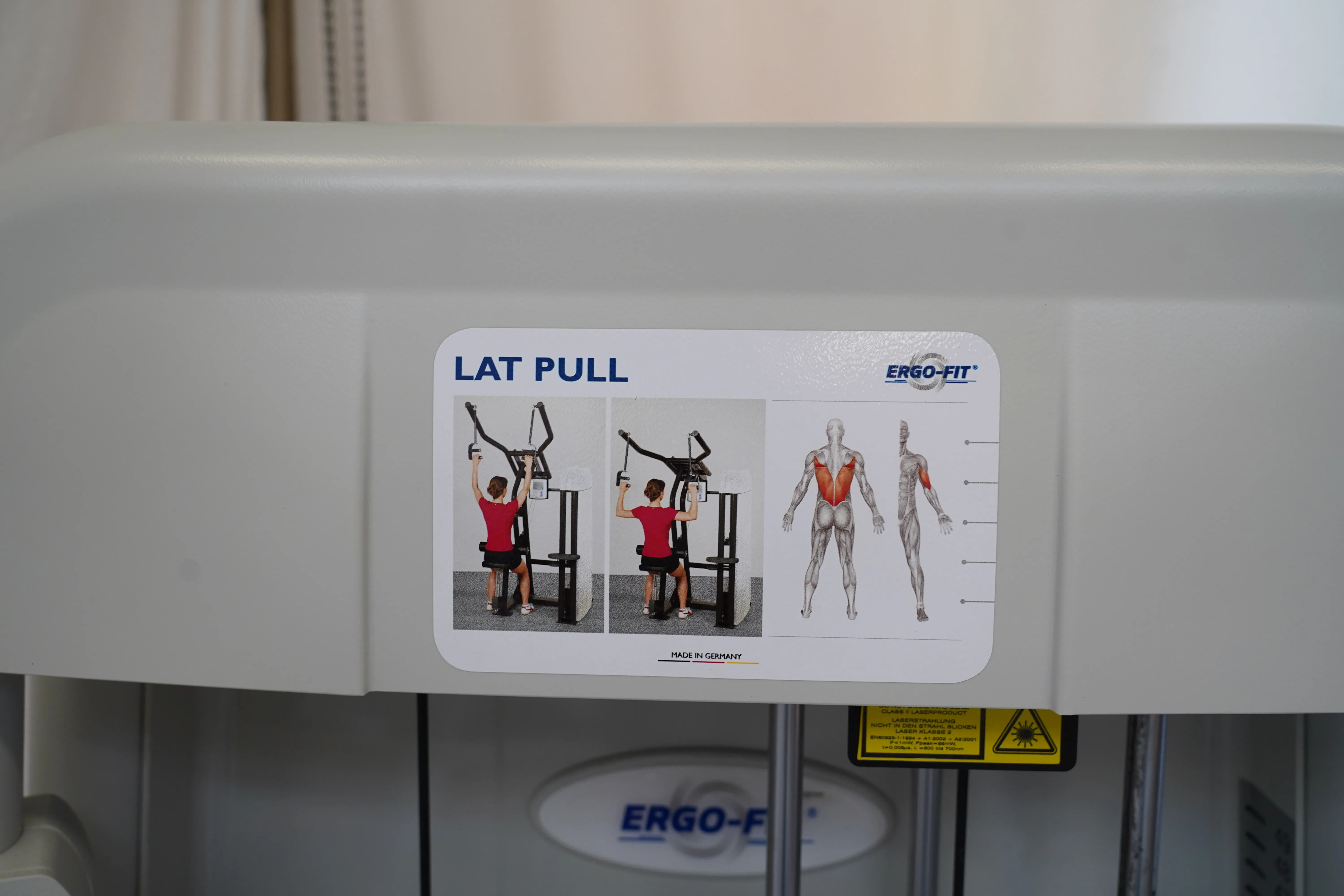 Stationsschild "Lat Pull" mit Übungsdarstellung am Ergo-Fit 4100S Gerätepark