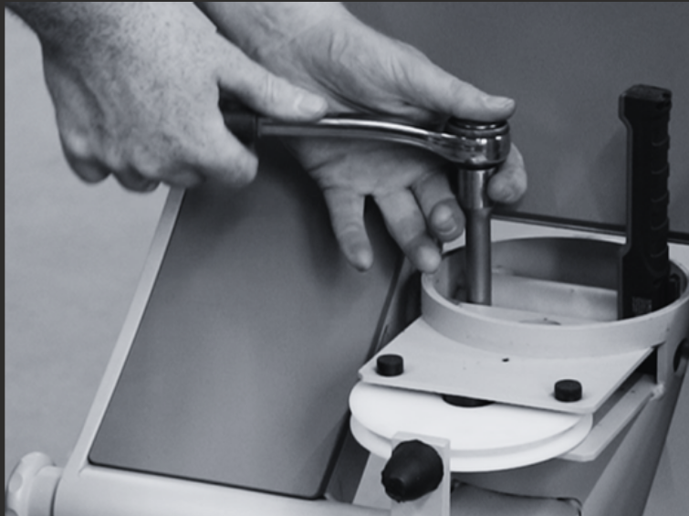 Techniker bei der Reparatur eines Therapiegeräts