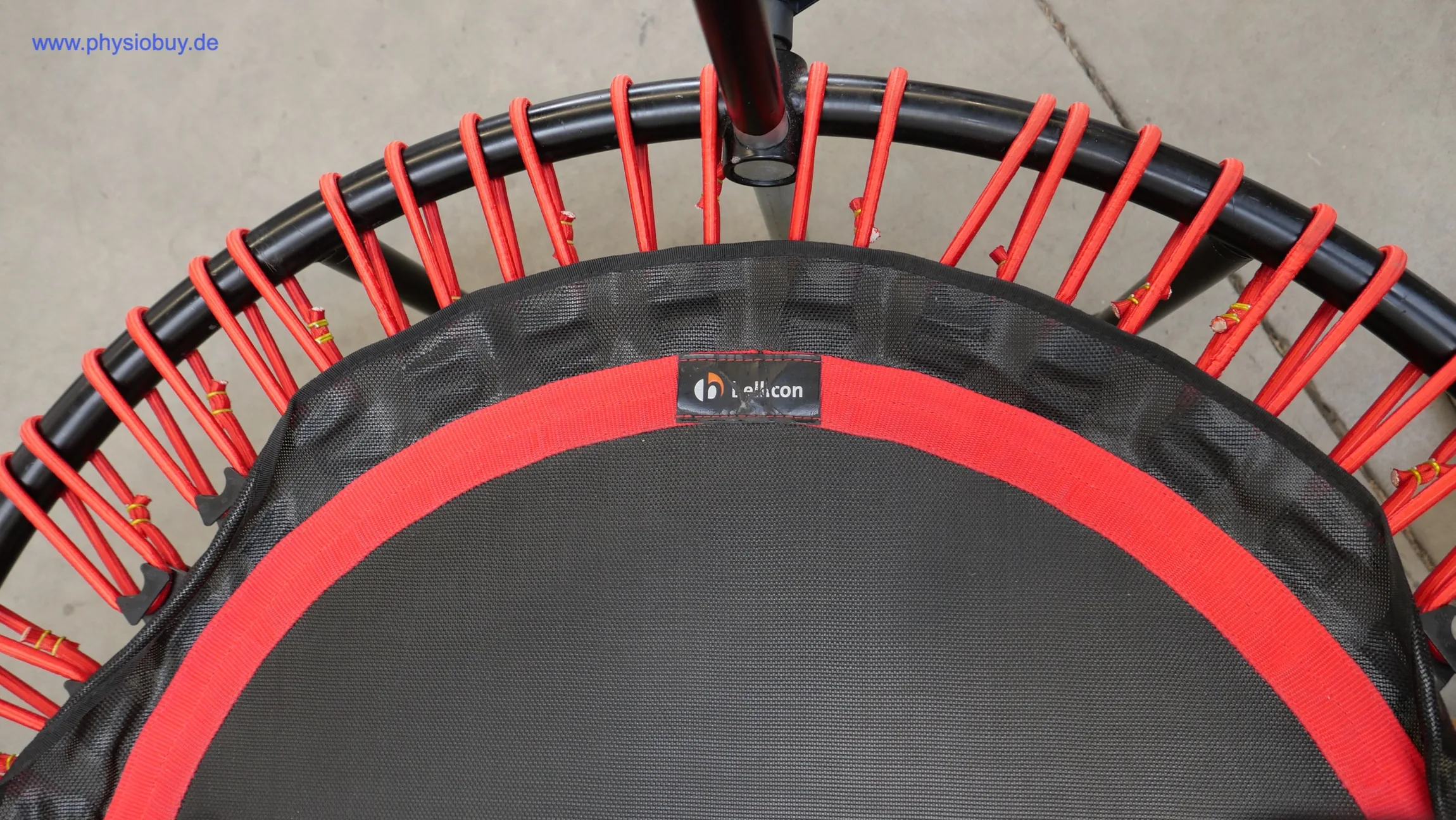 Trampolin Bellicon 112 cm, Herstelleraufkleber am schwarz-roten Rand der Sprungmatte
