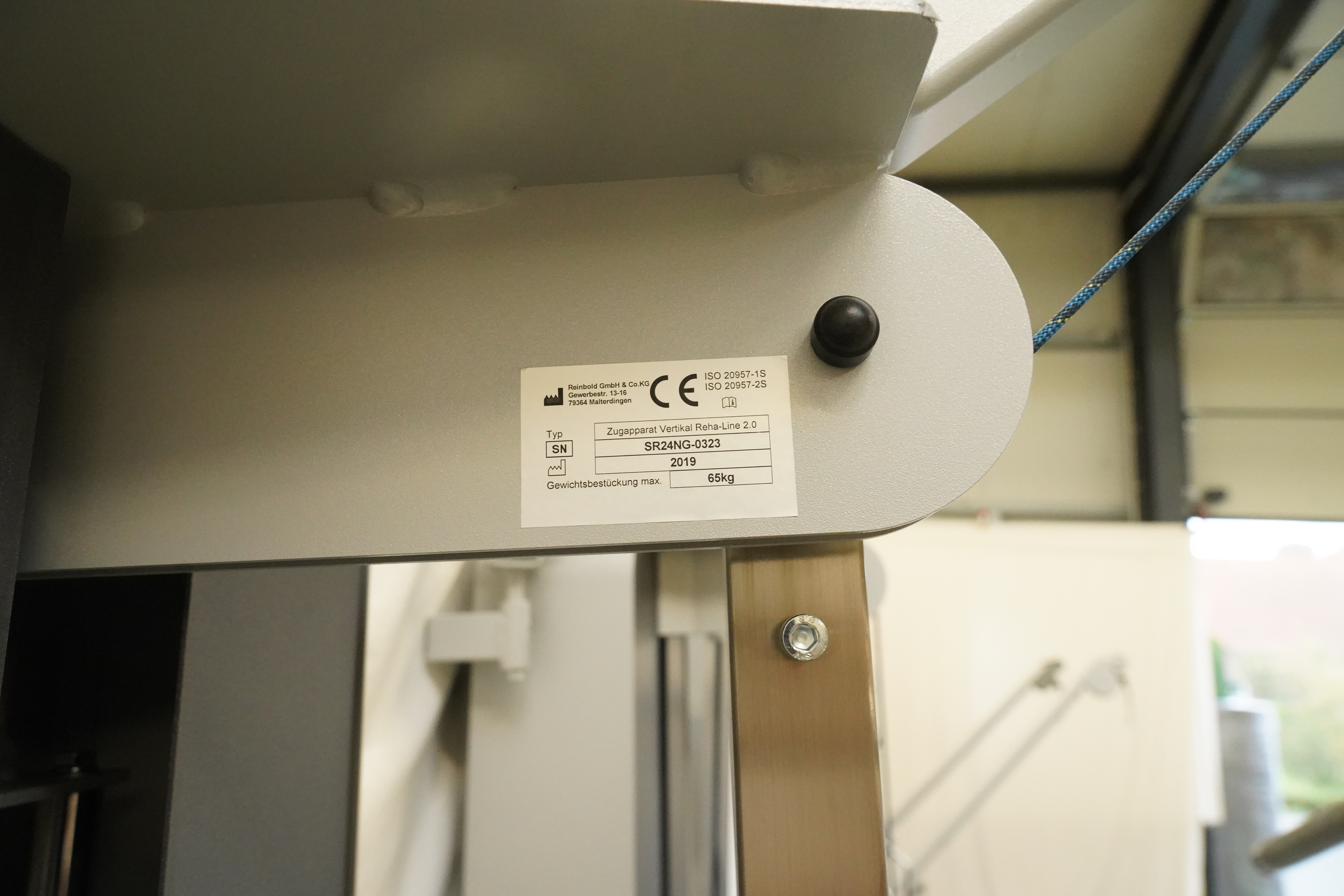 SVG RehaLine 2.0 KG-Gerätesatz: Typenschild mit CE-Kennzeichen am abgerundeten Ende eines grauen Metallarms