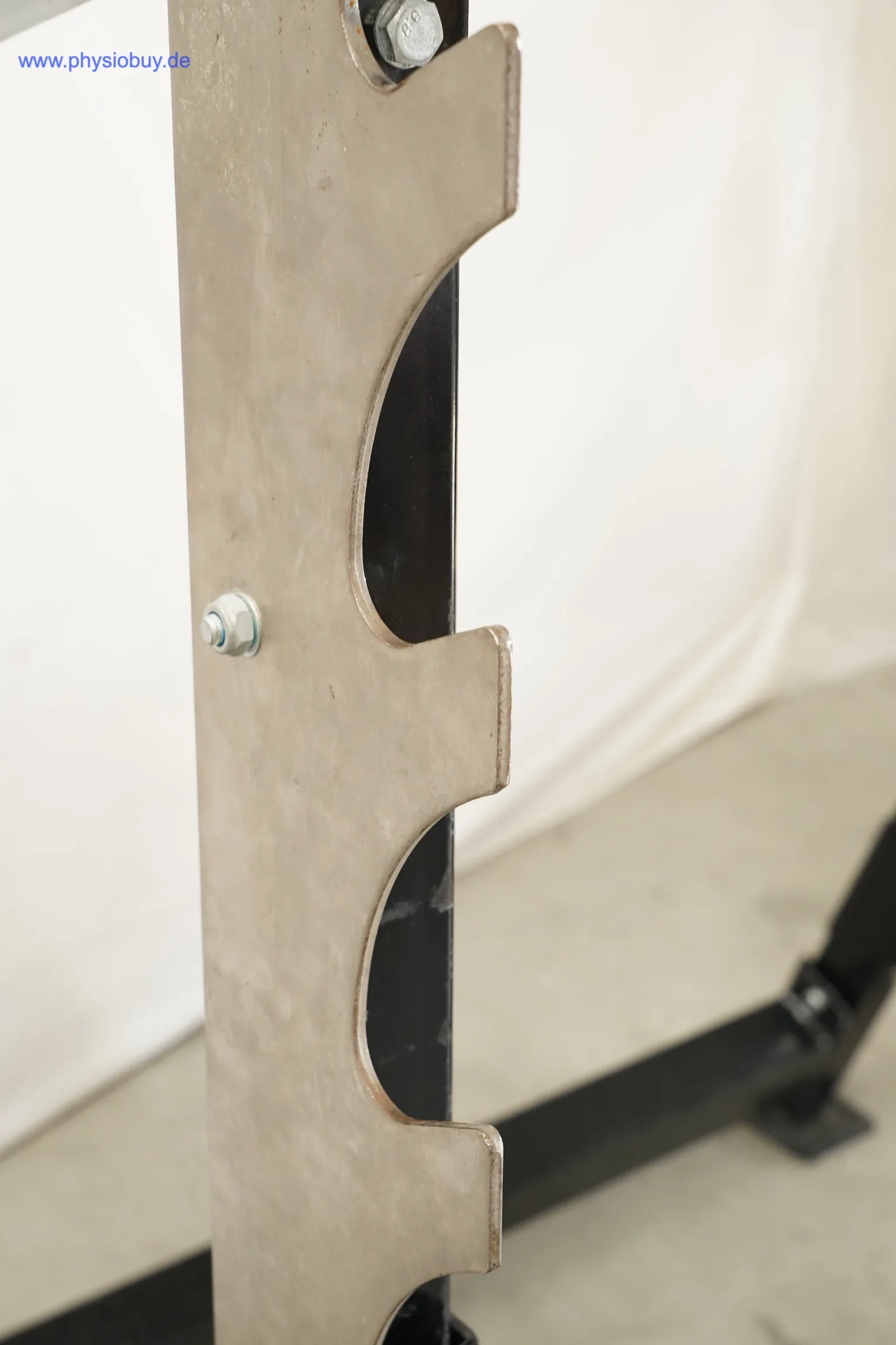 Gezahnte Ablageschiene des Squat Rack mit Sicherungsstift, Detailansicht