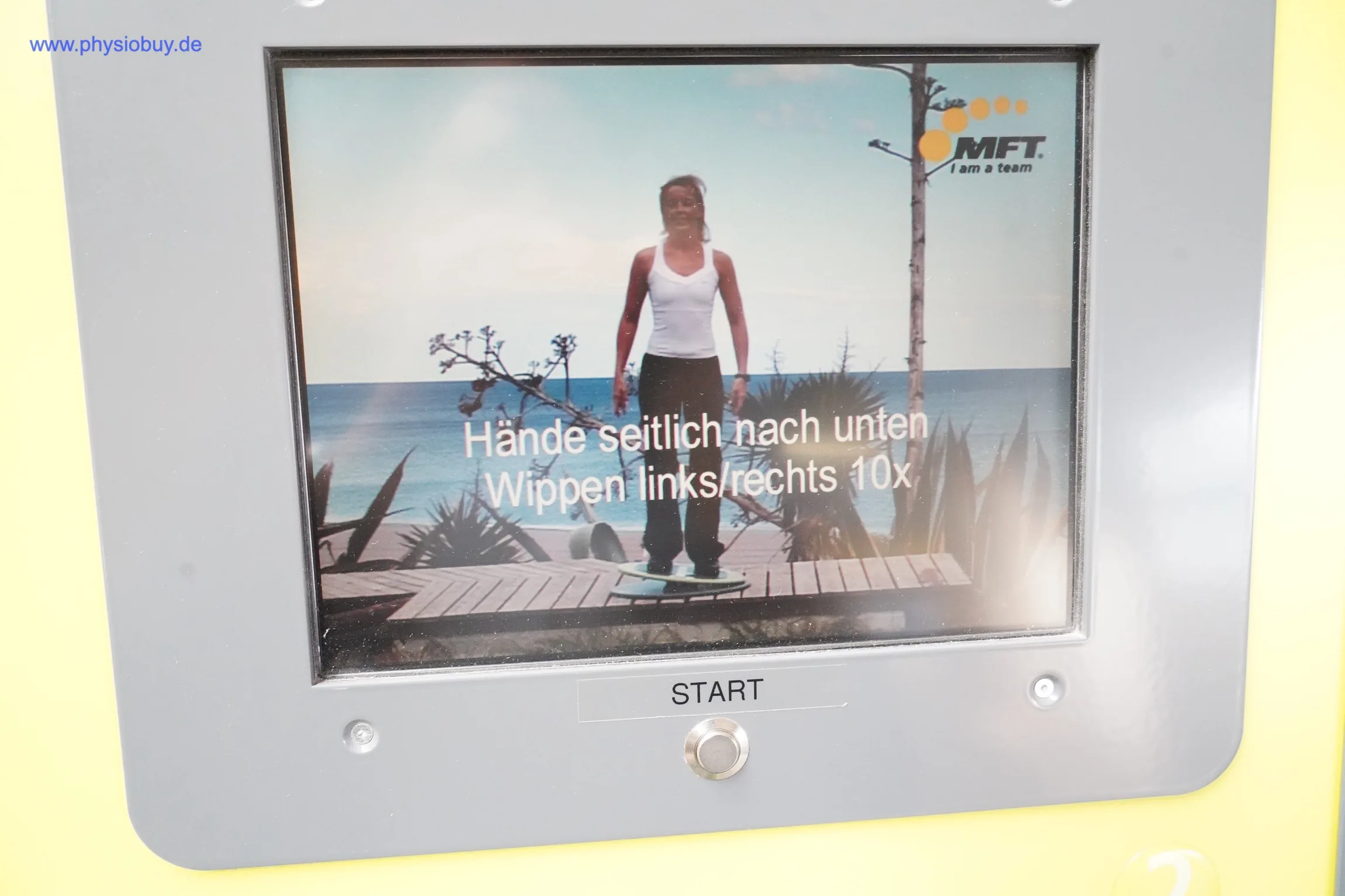 Displayanzeige mit Übungsanweisung „Hände seitlich nach unten“ des MFT S3-Coordination Line