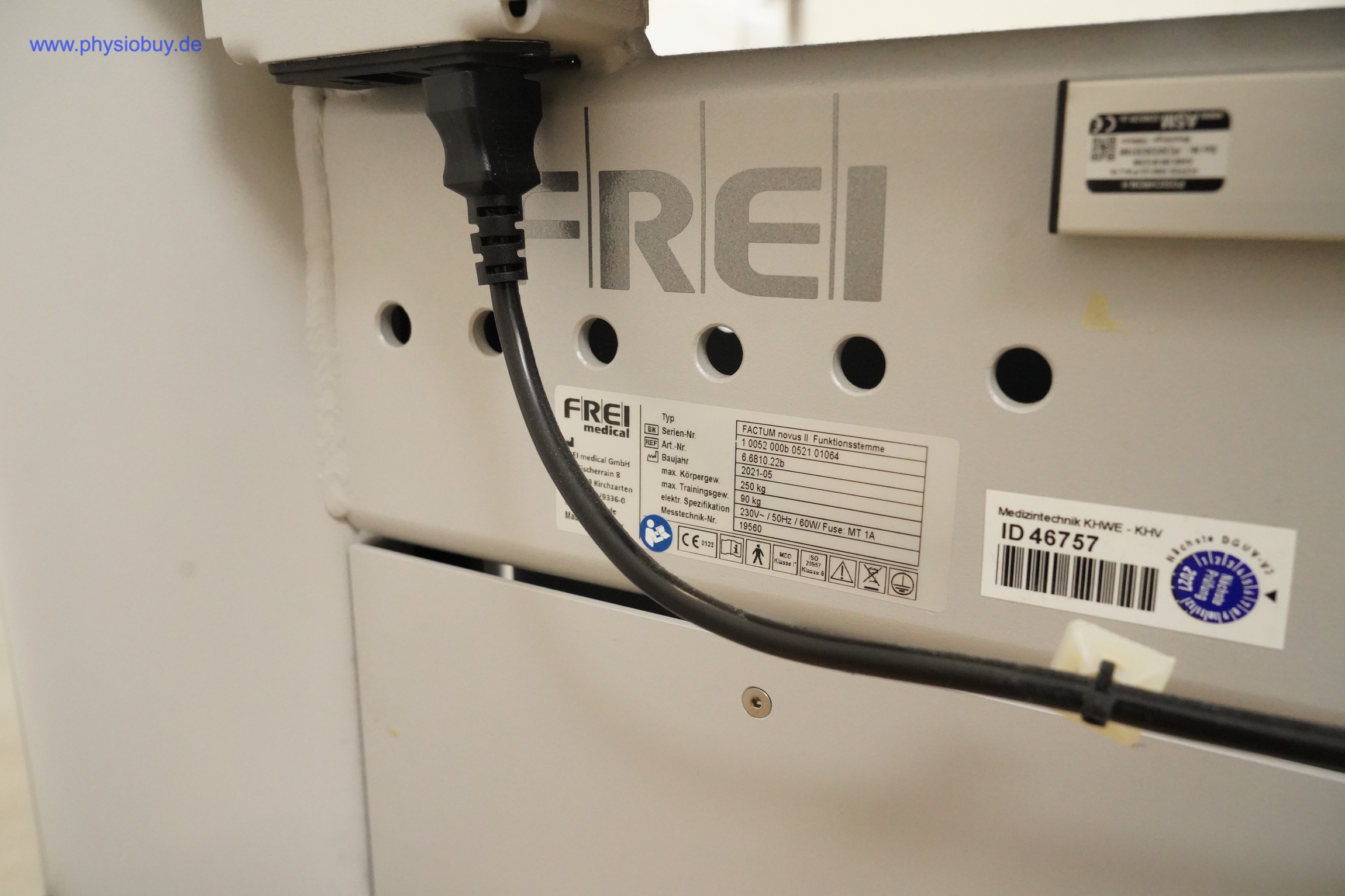 FREI Factum Novus II, Rückseite mit Netzkabel, Typenschild, Lüftungslöchern und Inventaraufkleber mit Barcode ID 46757