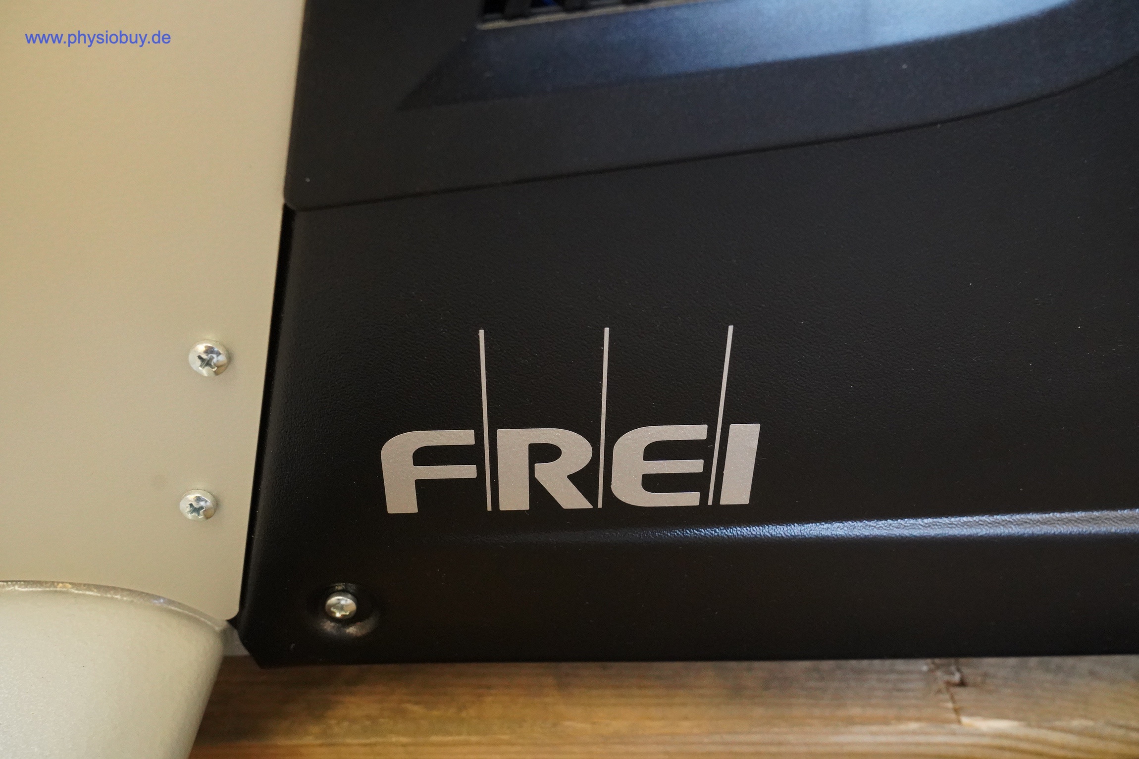 FREI-Logo auf schwarzer Gehäuseverkleidung des Ergo-Fit Recumbent 4000 MED RS, daneben eine Schraube und helle Seitenwand