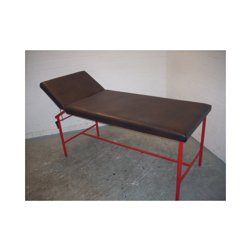 Massageliege mit dunklem Polster und rotem Gestell