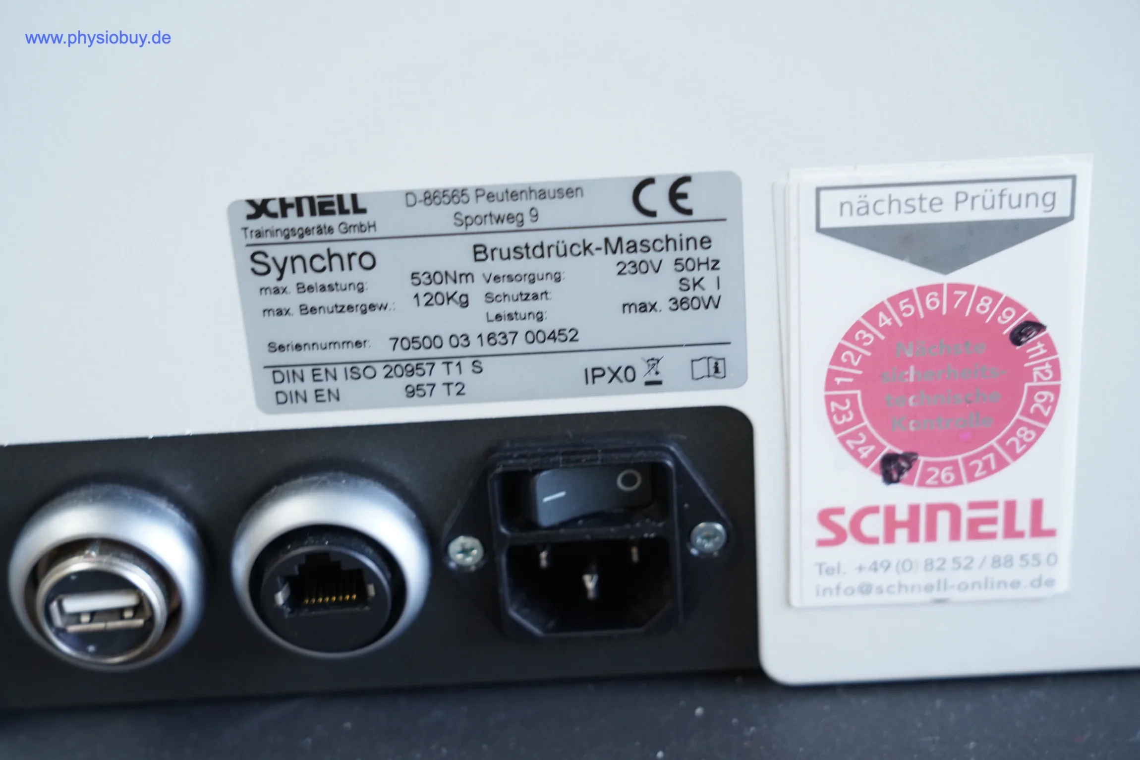 Typenschild der Brustdrück-Maschine mit technischen Daten, Nahaufnahme
