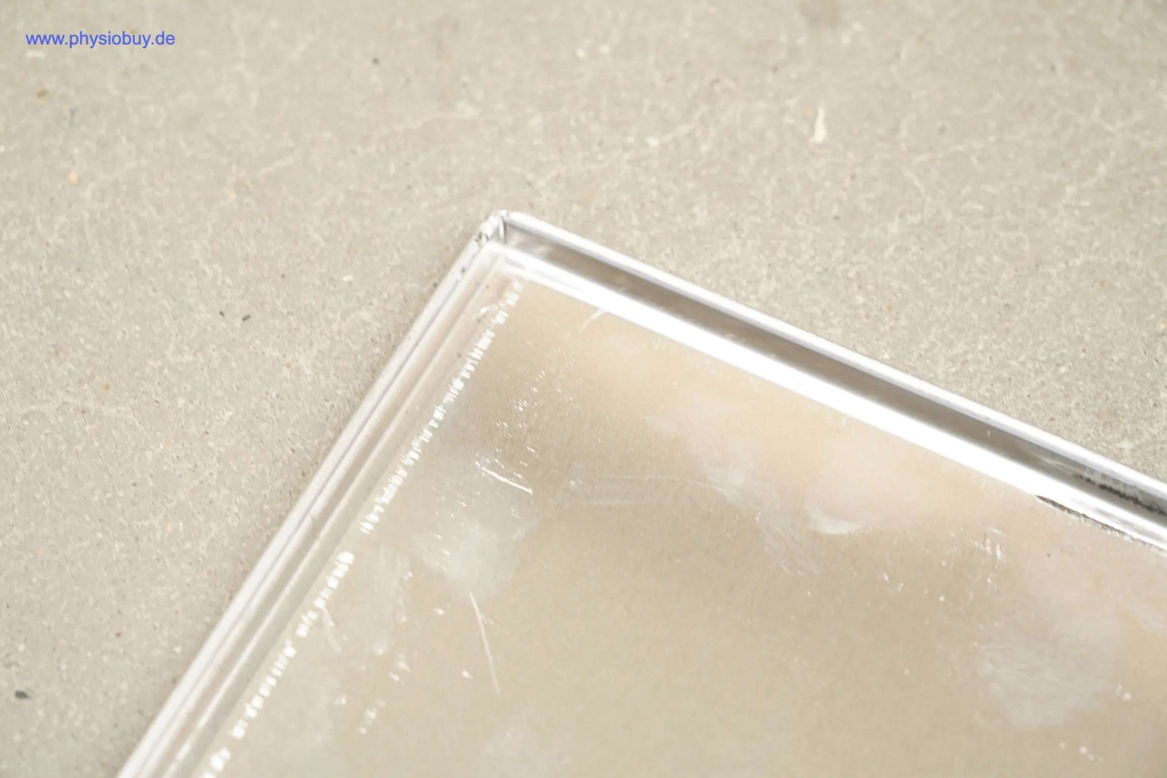 Ecke eines glatten Warmhalteschrankblechs mit Schutzfolie, Nahaufnahme