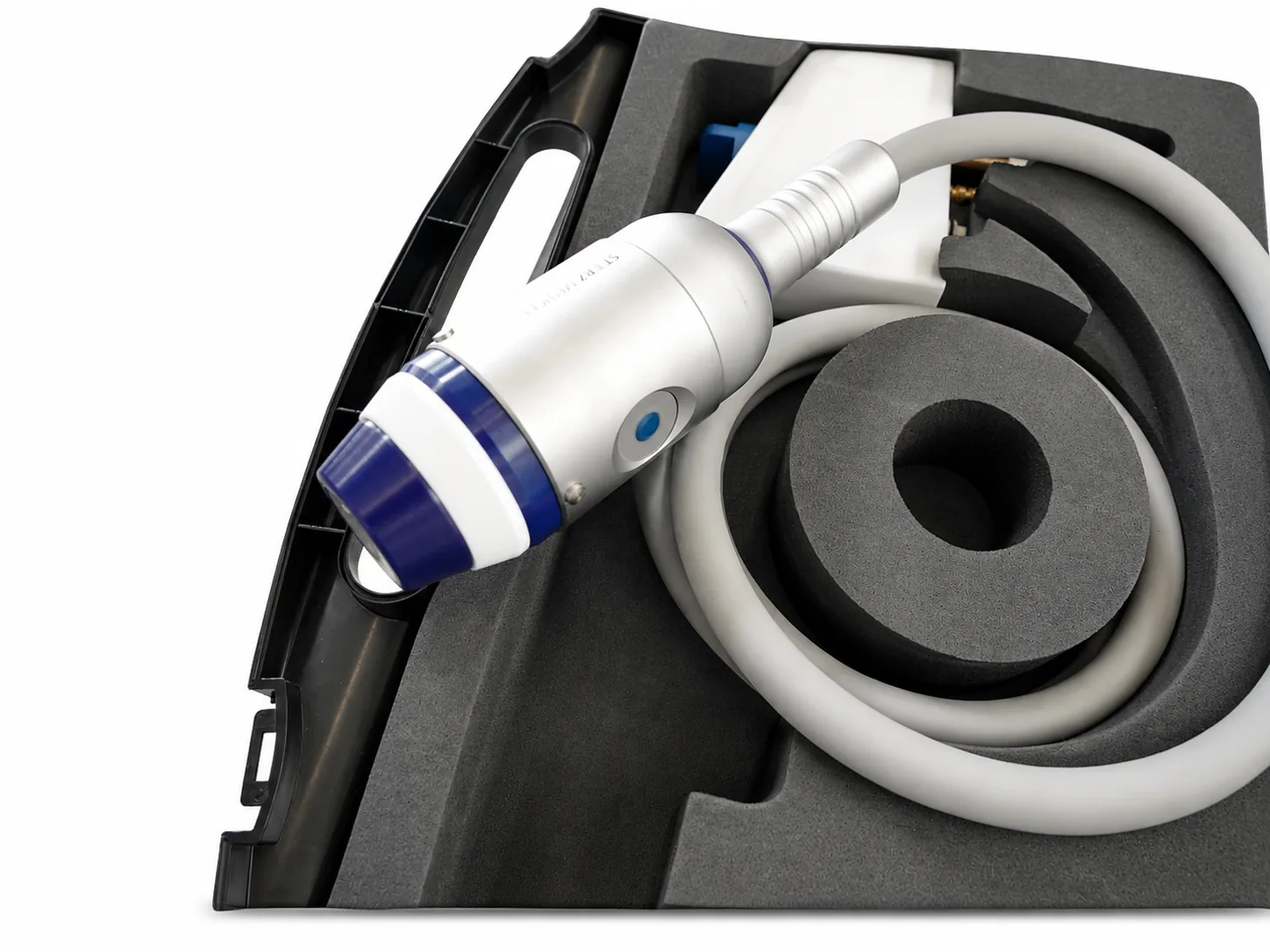 Handstück mit Kabel im Transportkoffer, Griff im Vordergrund