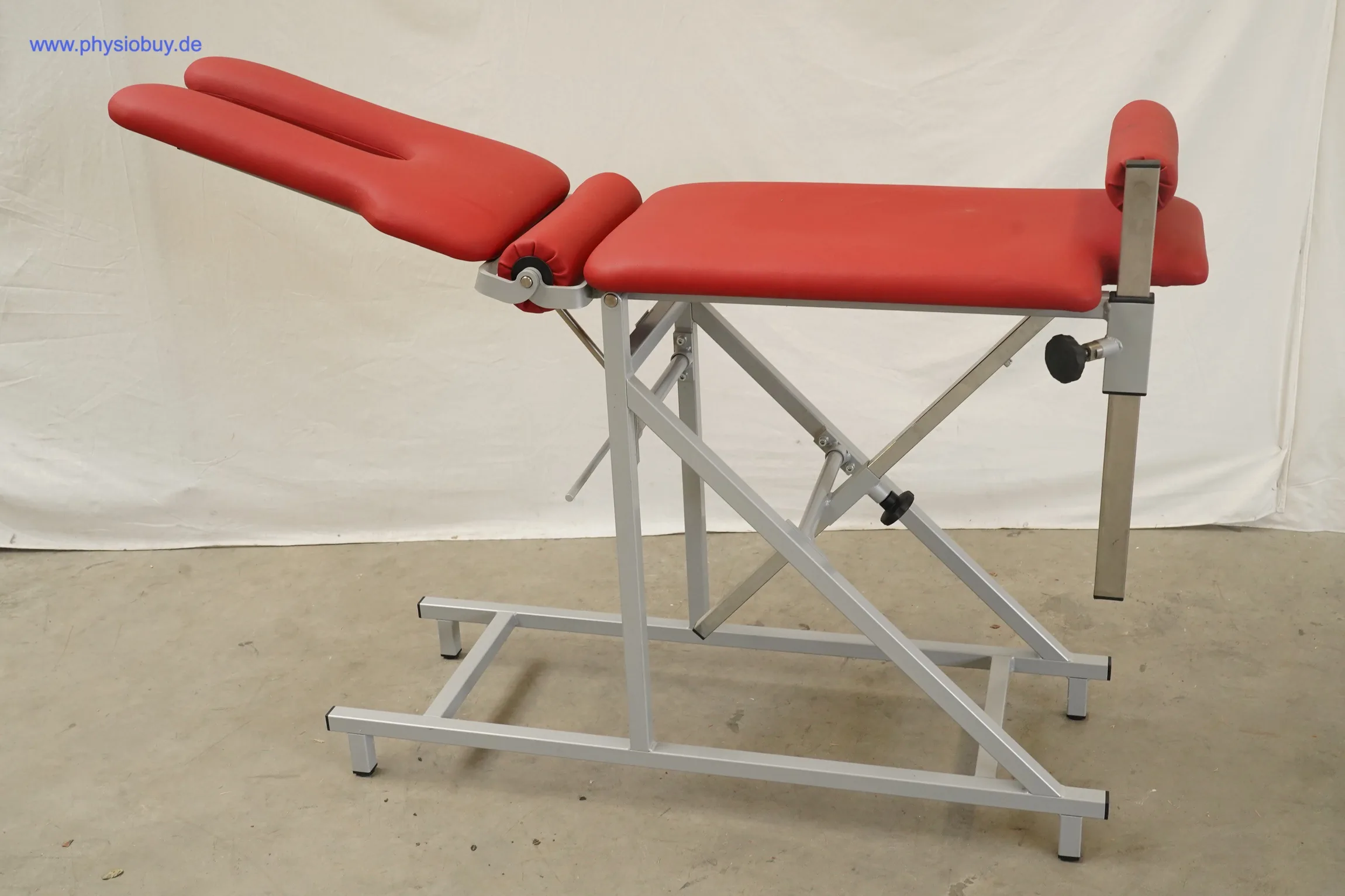 ProLine Winkeltisch mit rotem Polster in flacher Position, Seitenansicht