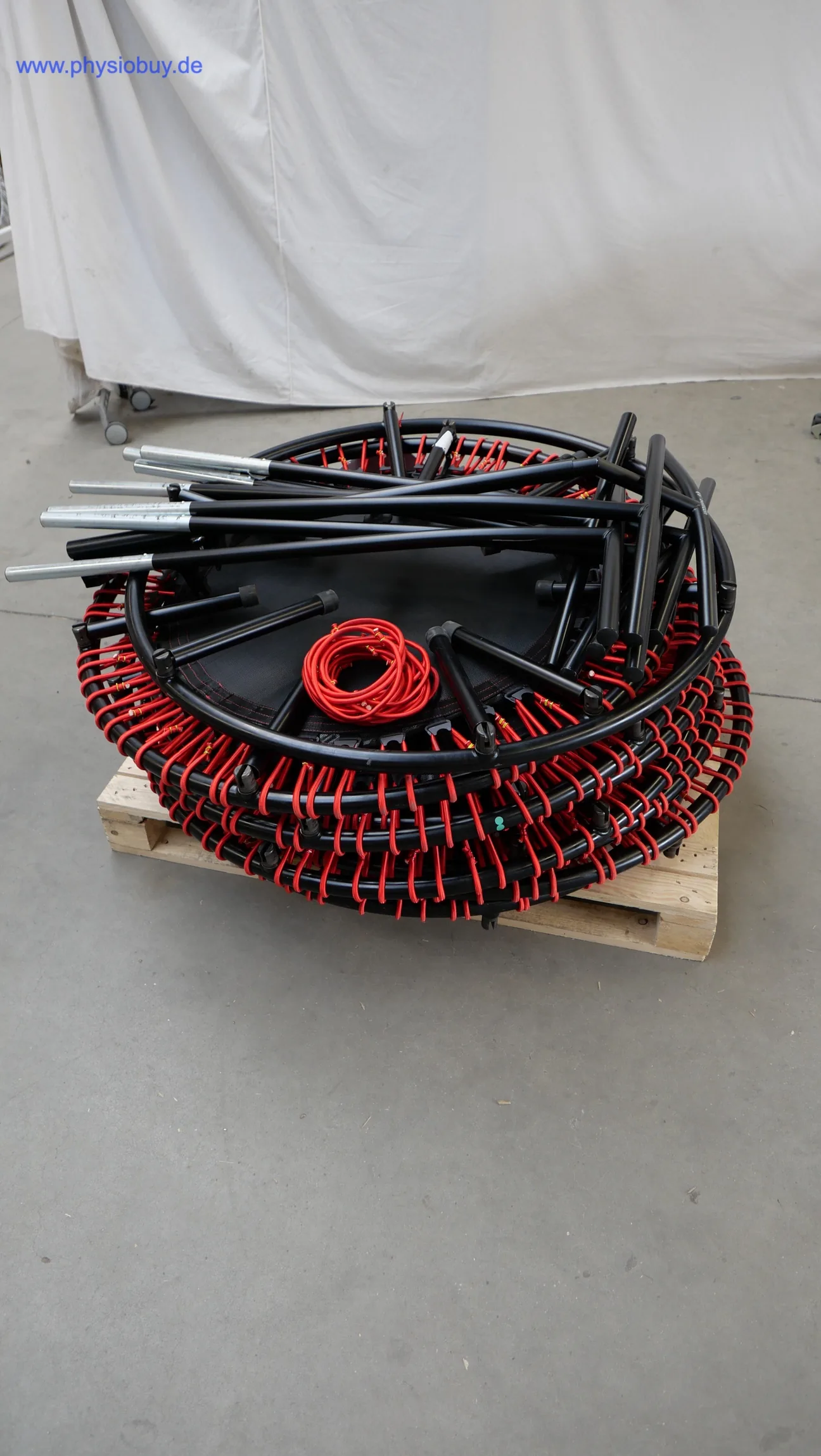 Trampolin Bellicon 112 cm zerlegt für den Transport, Matte, Beine und Griffstange auf Palette