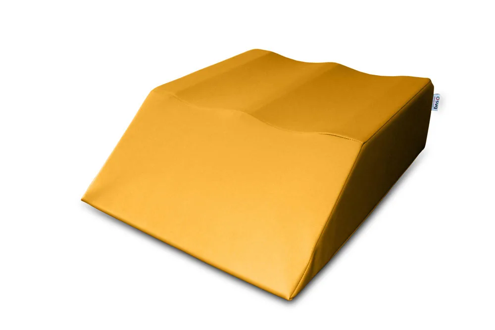 Keilwürfel 70 x 55 x 20 cm mit 2 Beinmulden in Gelb, von schräg vorne